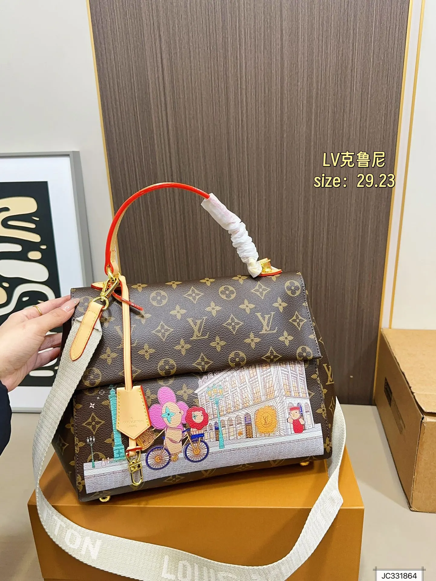 💰180 配飞机盒折叠盒Lv CLUNY 很经典耐看。其中就有它&mdash;-CLUNY。如果你想入手一款商务，正式的包包，那么克鲁尼就可以入手啦~从实用感上来说 cluny bb会使用频率高一些。尺寸：29 23