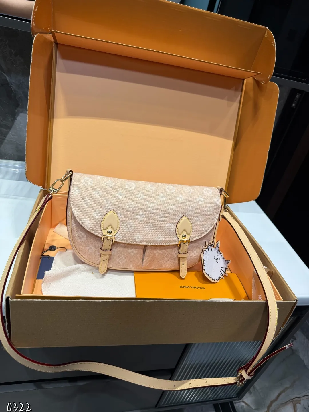 ❤️p190(礼盒包装)❤️ LV9月猫咪系列实物抢先看!!N年前的猫咪系列就很火今年LV再度和Grace合作,小部分实物露出~W与造型师Grace Coddington合作“睡不醒的猫咪”猫控不要错过尺寸:30 21cm