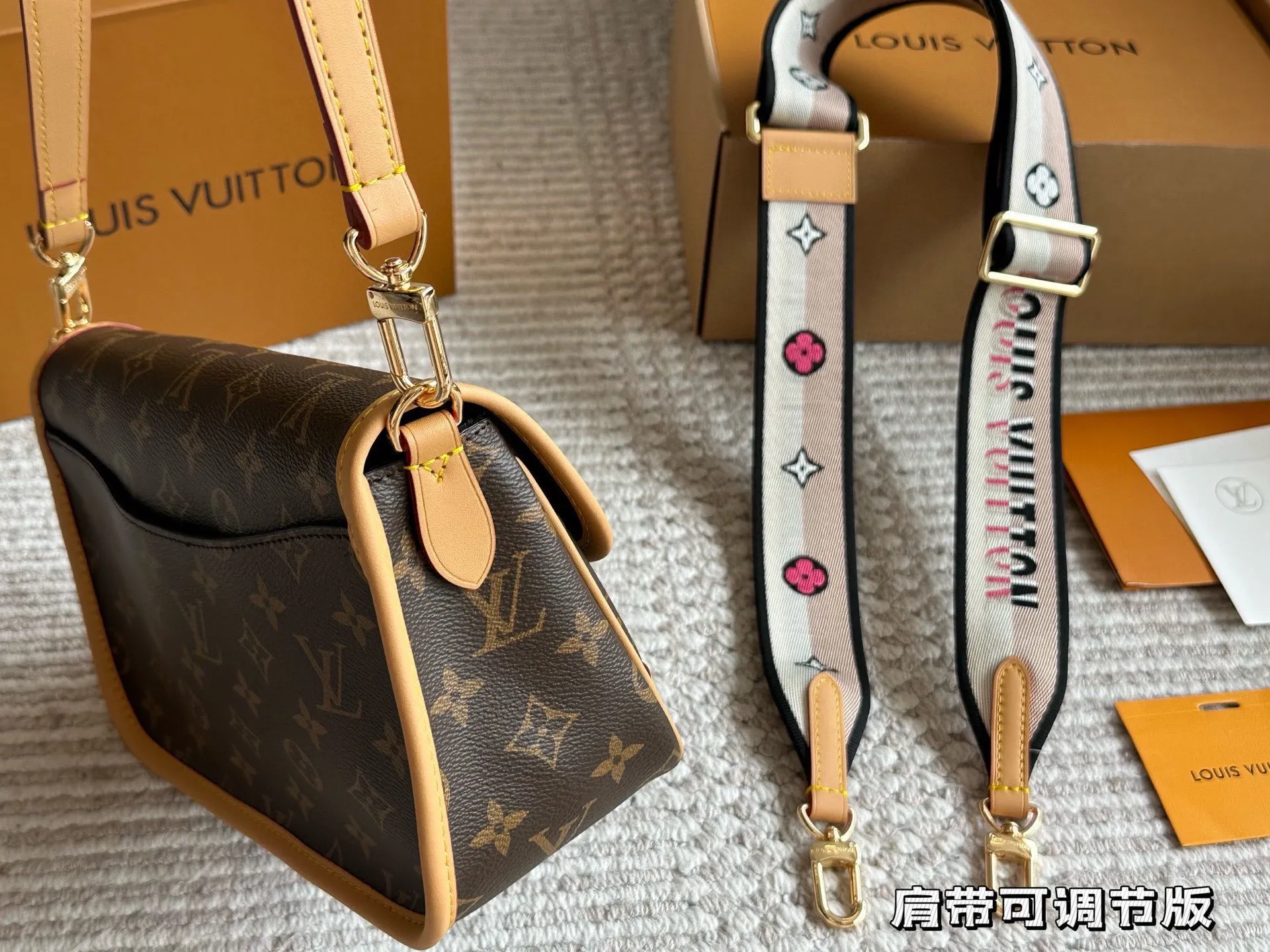 p190 原单顶级 !Lv法棍包穿搭也太好看了吧 无滤镜的上身实拍先 自从speedy20开始就种草了这个系列然后又特别喜欢 双肩带的配置让复古的气质中又带着时尚感搭配起来毫不违和并且肩带可以分开使用四舍五入等于两个包包hhh并且这款融合了|v家所有的爆款元素简直就是将流量密码集合于此必的 容量超级大并且不会有臃肿感我出门门]必备的全都放里， 面了还没装满26cm