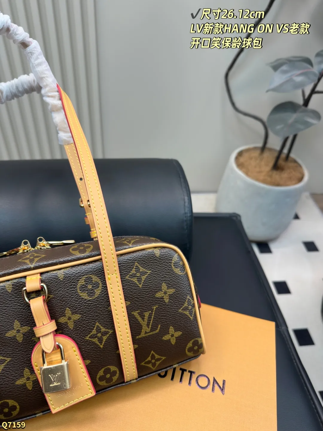 💰190配全套礼盒 尺寸26.12cm LV新款HANG ON VS老款开口笑保龄球包,新款容量很不错 又是哪位女生复古法式风格 能驾驭它吖~