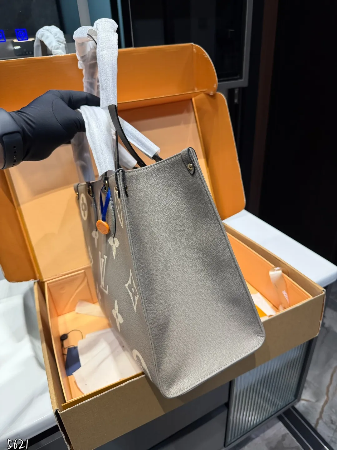 ❤️p195(折叠礼盒)❤️ LV Onthego 35cm 压字 丛林包时尚托特包 大象灰Lv A/B面喷绘 onthego妈咪袋 性价比之王这是一款超赞的包型,灵感来自于恶搞Lv的街头品牌,曾经的曾经,Louis VI litton永远不会走下神坛,非常值得入的一季,超大购物袋,不容易变形 而且大Logo的设计超级好看。除了手拎以外,还非常贴心的加了中长的肩挎的肩带,可以说是非常赞了,秒杀市场一切低端货上身真的很有气质!尺寸35cm