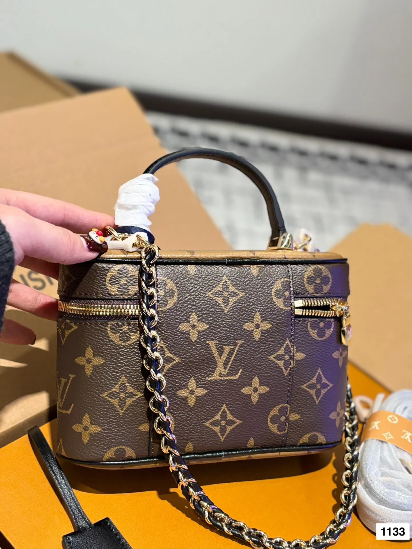 P175 配礼盒🎁复刻版 L家 新品化妆包 真的是太好看了!很小巧精致,放遥遥领先宽度刚刚好,再大一点的手机应该也可以,太适合春夏了!老花搭什么衣服都好看!好看好看好看!喜欢的姐妹真的不用迟疑 尺寸19*12c