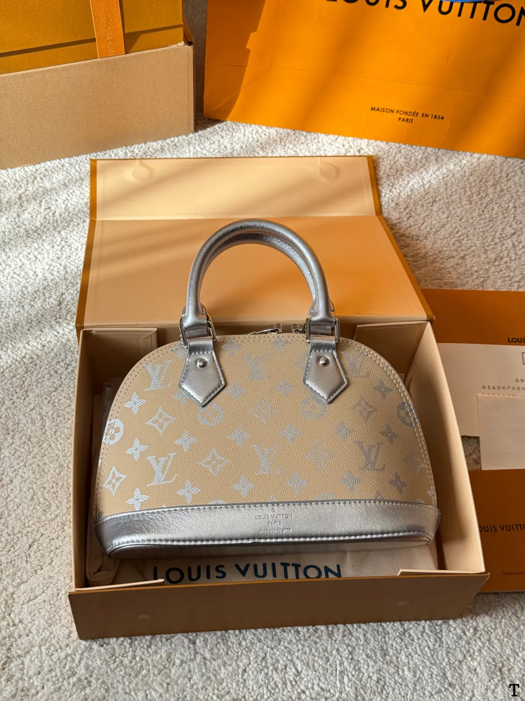 牛皮版本 p150/125 Lv 路易威登 ｜alma bb印花牛皮贝壳包 原版高品质 包包这款Retiro 手袋以标志性的老花面料制成 经典永恒。优雅低调的外形设计和宽敞的包身更加入了实用性。使用说明：-变色牛皮饰边，闪亮的纯钢金色五金配件- 可调节肩带，配有树糕皮的肩垫，拉链闭合。- 超细纤维内衬 尺寸 24 18cm 16 12cm