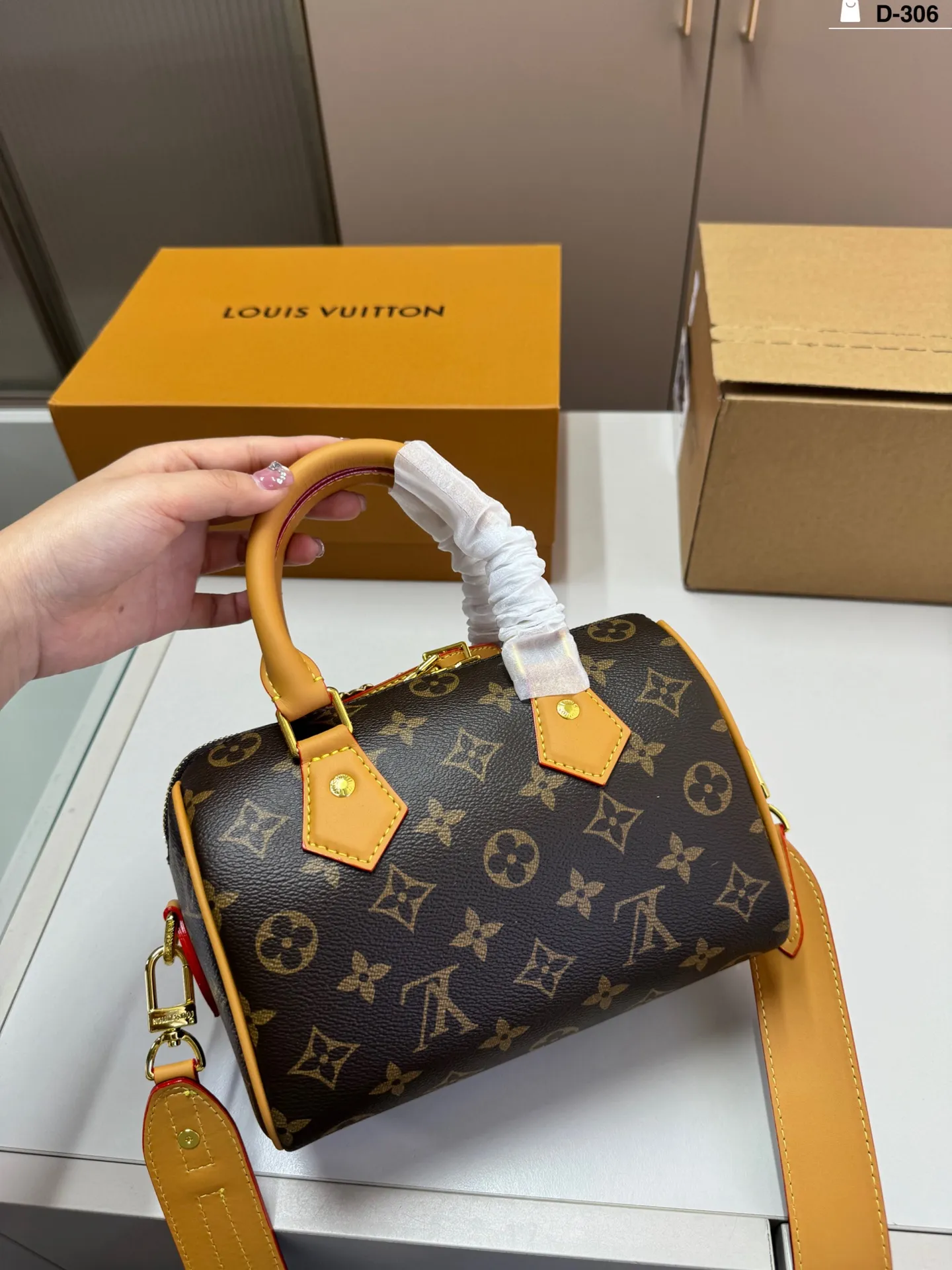 💰p160 D-306尺寸28&times;14折叠盒飞机盒 LV NanoSpeedy 圣诞限定Nano Speedy， Vivienne卡通形象超可爱! 日常出街或节日氛围感满分尺寸小巧 是LV圣诞限定系列热门款，收藏or送礼都超合适