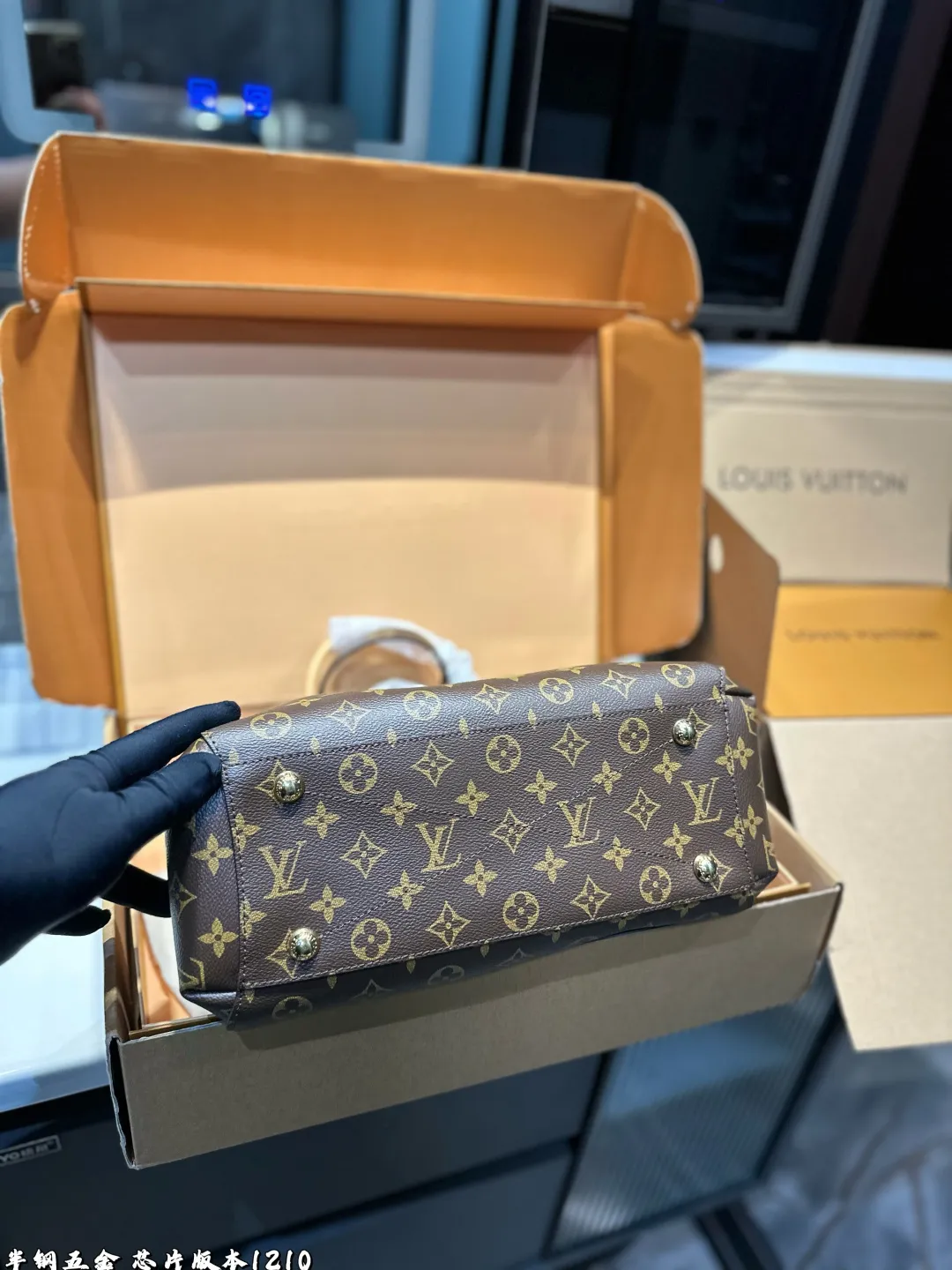 ❤️p185p180(礼盒包装)❤️ LV 蒙田包手袋将俏皮挺括的外部设计与整齐有序的包内空间结合在一起,是商务包款的理想之选。这款手袋配有一条超长的可拆卸背带,既可手提、臂挽,亦可斜背,打造时尚扮相。尺寸:大号32 23 小号29 20