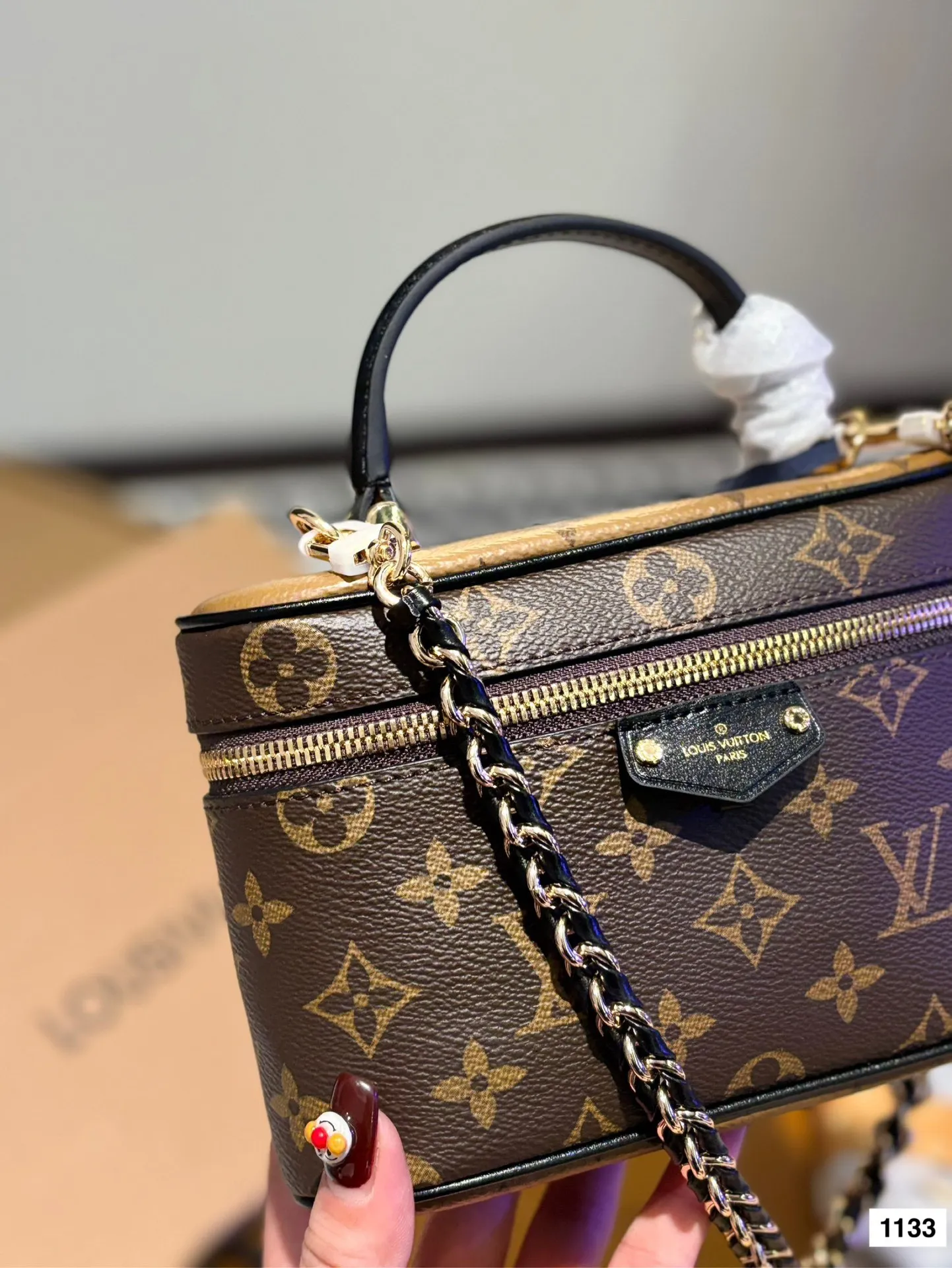 P175 配礼盒🎁复刻版 L家 新品化妆包 真的是太好看了!很小巧精致,放遥遥领先宽度刚刚好,再大一点的手机应该也可以,太适合春夏了!老花搭什么衣服都好看!好看好看好看!喜欢的姐妹真的不用迟疑 尺寸19*12c