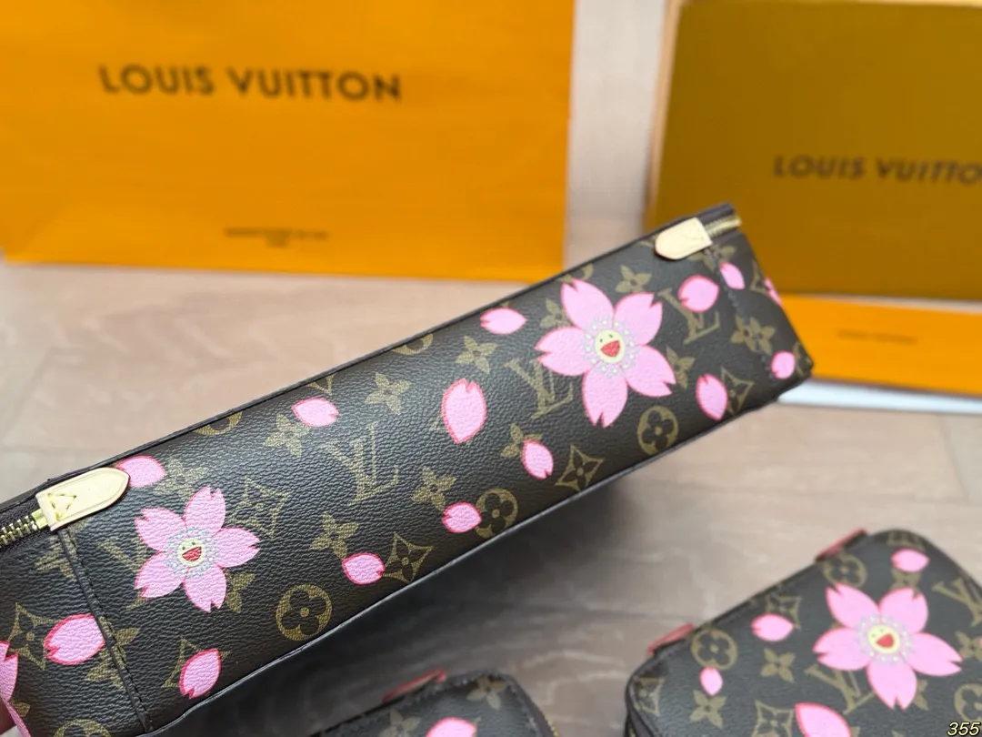 ¥135/¥125/¥115 LV 化妆包 LV旅行收纳系列 实用 真的很美很喜欢!实用、美观、耐造、出去旅游看了心情也会好好 尺寸:34 22 8/23 14 8/17 10 8