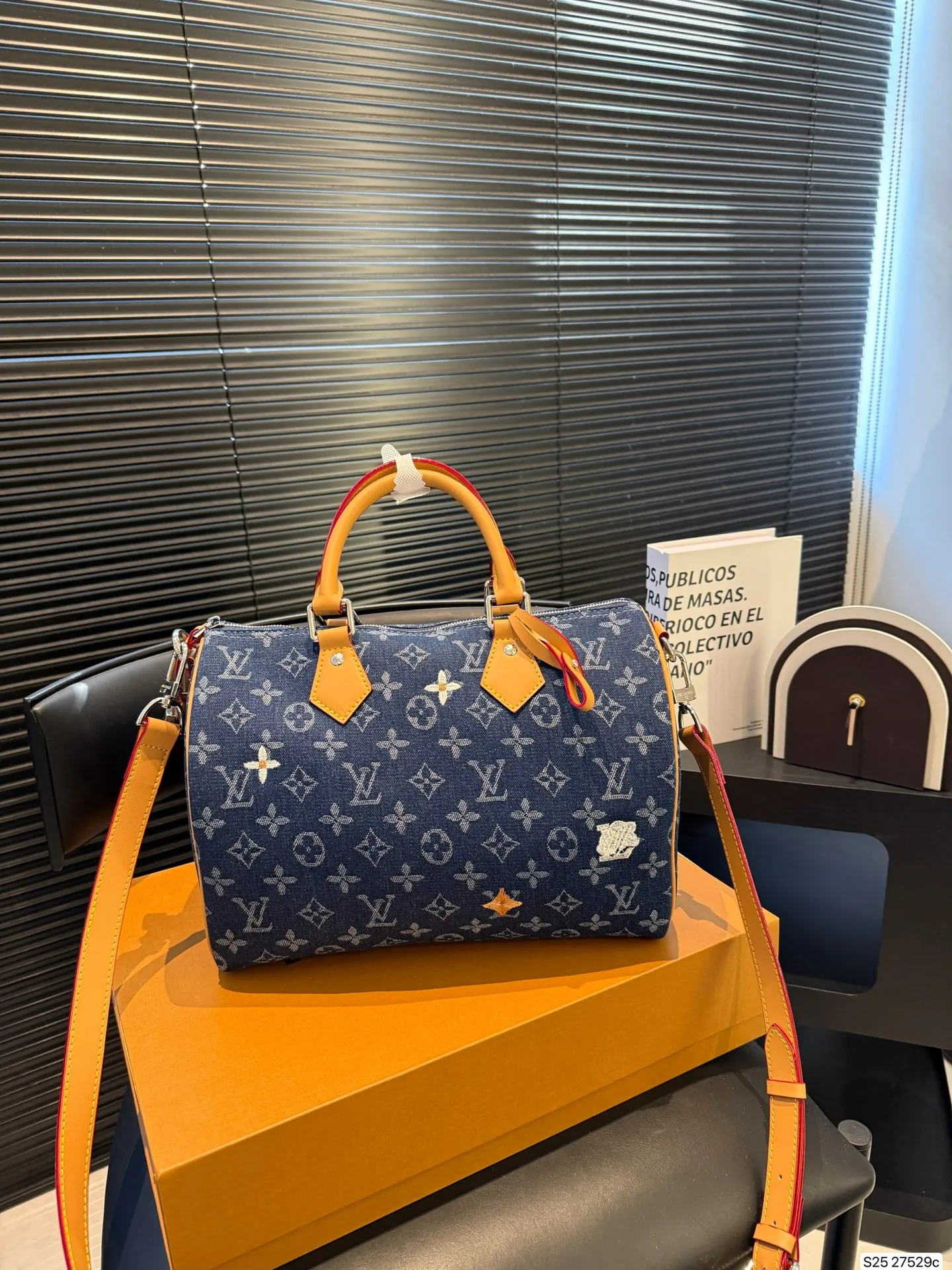 P175 Lv枕头包 大容量 手提斜挎皆可 通勤必备 一定要入! 尺寸29 21 货号27529