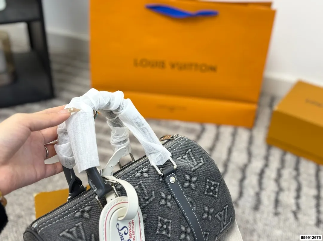 p185 配礼盒 LV Speedy 丹宁枕头包 这款Retiro手袋以标志性的LV老花面料制成,搭配奢华的变色牛皮饰边,经典永恒。优雅低调的外形设计和宽敞的包.尺寸:25*11*14cm