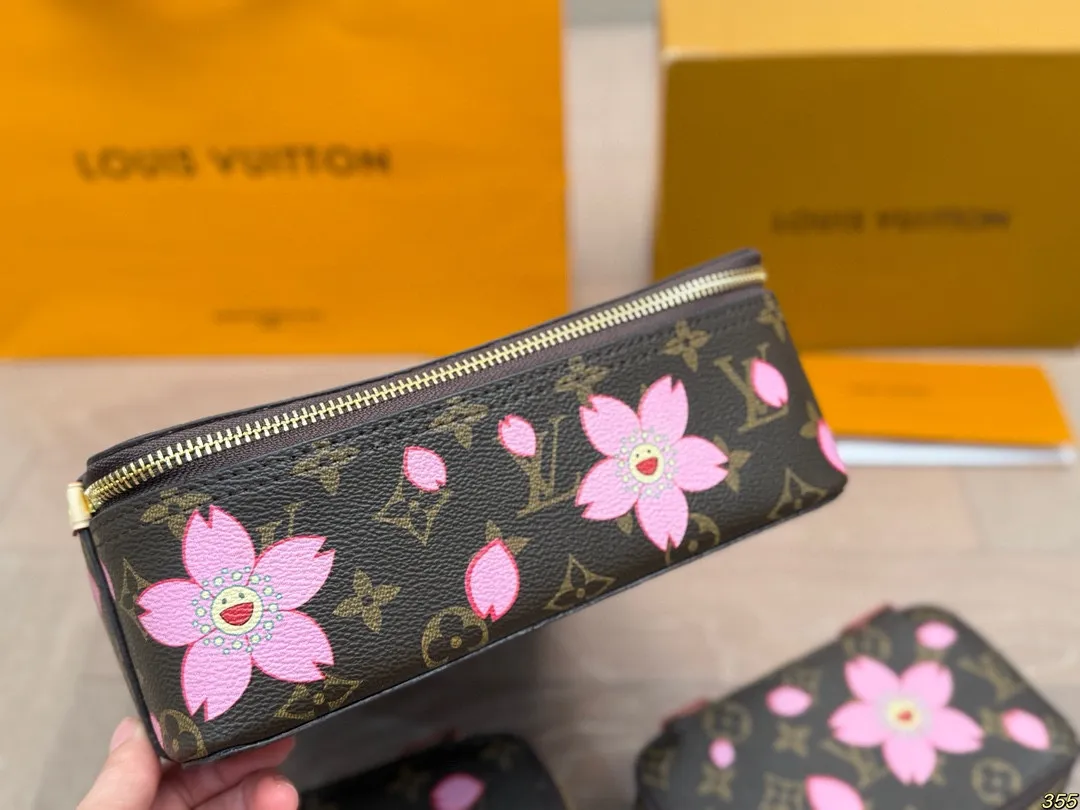 &yen;135/&yen;125/&yen;115 LV 化妆包 LV旅行收纳系列 实用 真的很美很喜欢！实用、美观、耐造、出去旅游看了心情也会好好 尺寸：34 22 8/23 14 8/17 10 8