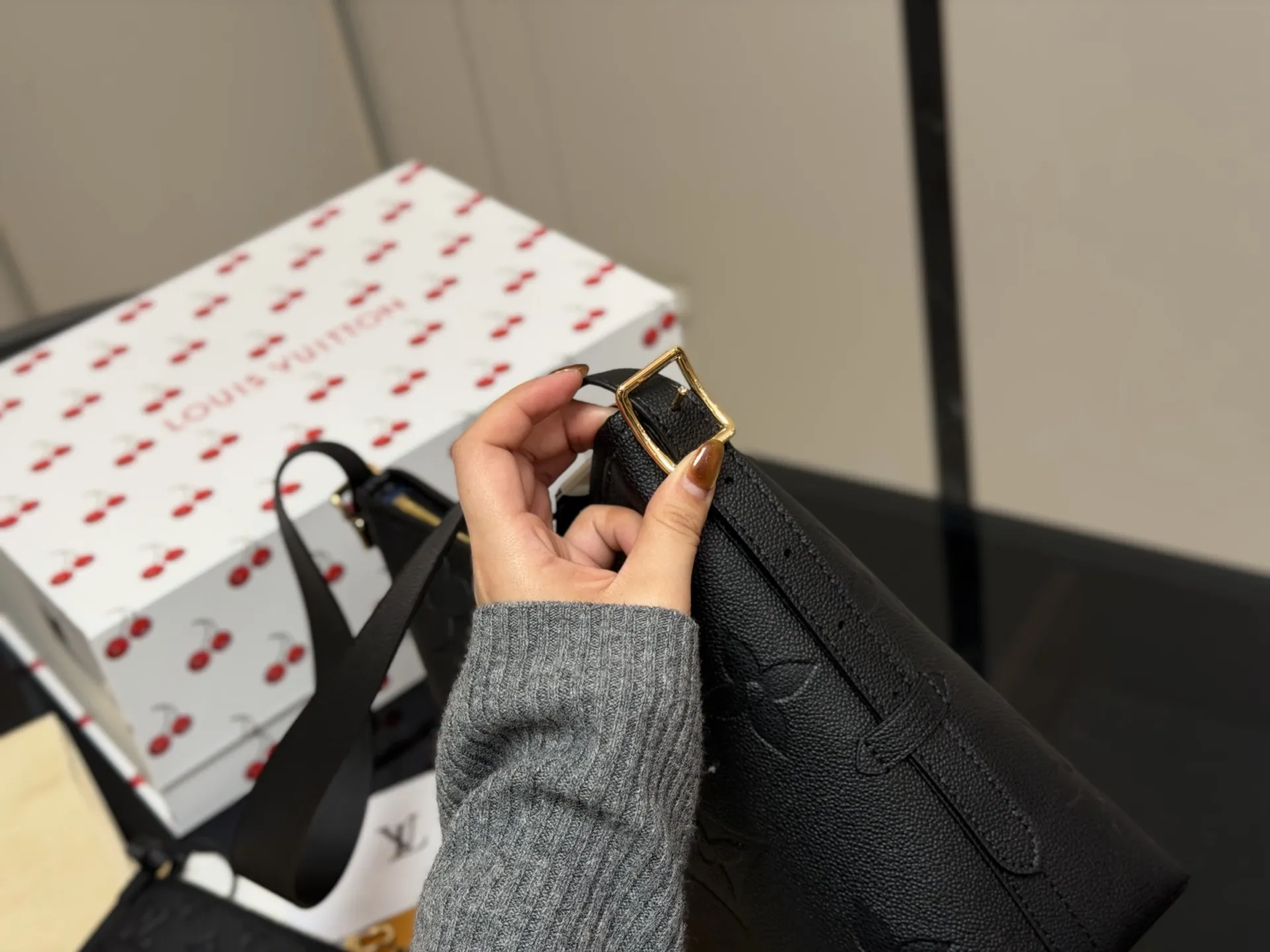 ¥190 size:26.32cm Lv CarryAll 年度包王 带有蝴蝶结的腋下包喜欢吗, 内附一只收纳零钱包, 性价比颜值超在线了…! 单肩斜挎完全没问题 怎么背都很好看! 搜索🔍Lv 网红腋下包 配折叠盒