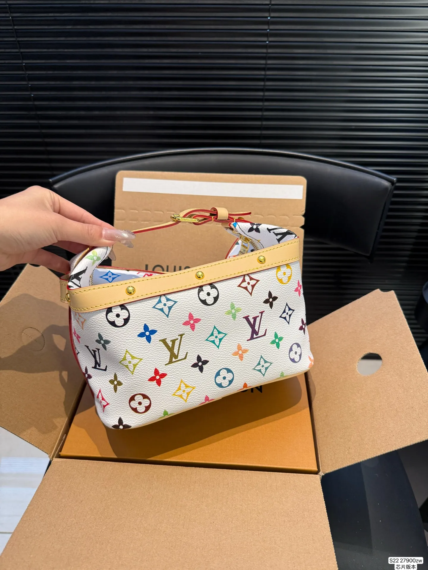 P160 Lv饭盒包 配折叠盒飞机盒 芯片版本 很有质感又很轻松的一个包型 貌美又实用 尺寸:21 18 货号27900