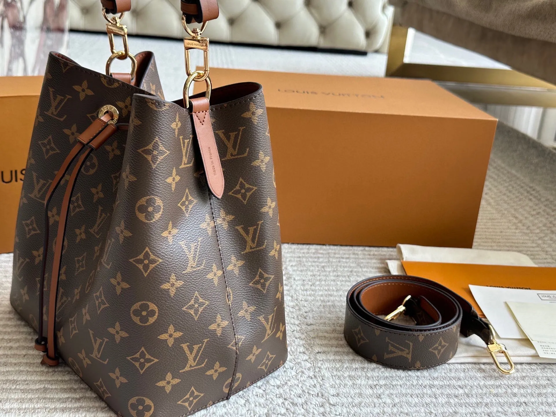 配宽肩带💰195 配盒 高品质 日常最推荐 L家 水桶包Noe水桶 此款水桶质感软 尺寸：26cm 斜挎/单肩更舒服 搜索🔍Lv 水桶包