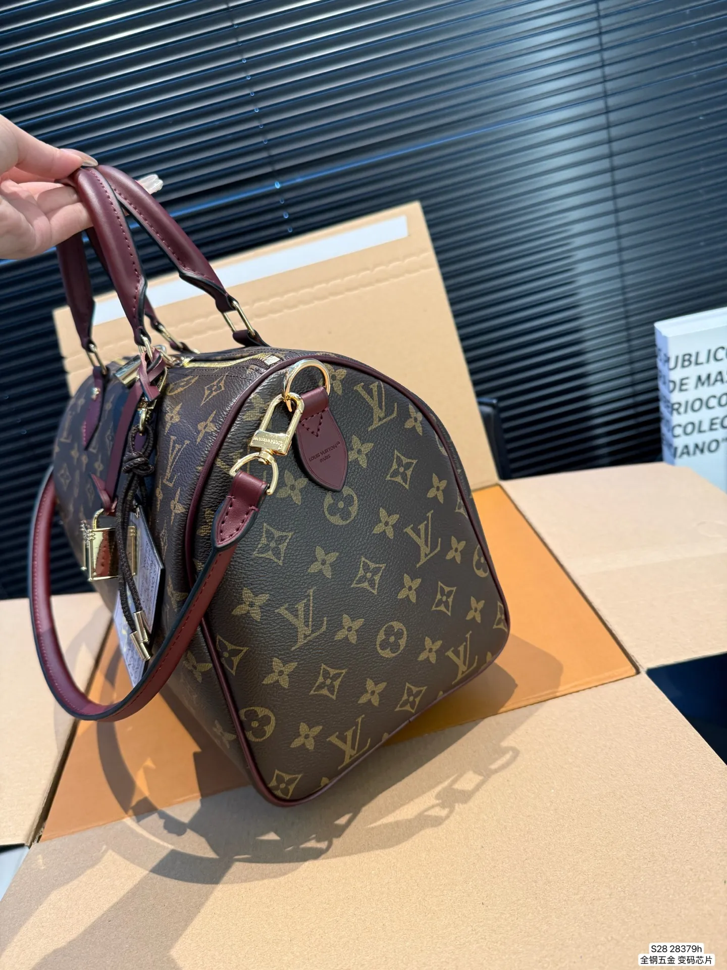 P190 配飞机盒折叠盒 全钢五金 变码芯片 Lv X Nigo Keepall 30.枕头包 手袋是一款理想的都市手袋。 标志性的造型与经典的 Monogram 帆布,加之多种携带方式和奢华的天然牛皮饰边为该包平添一份时尚前卫之感。尺寸:30 21货号28379