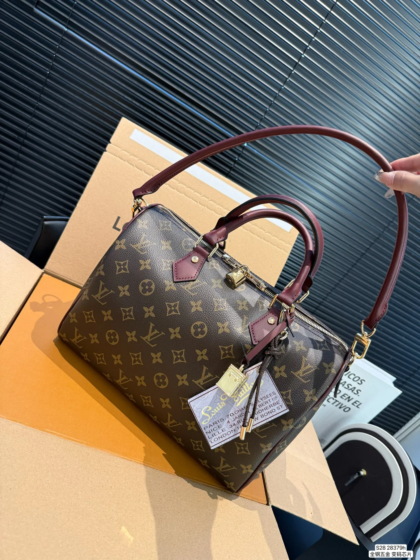 P190 配飞机盒折叠盒 全钢五金 变码芯片 Lv X Nigo Keepall 30.枕头包 手袋是一款理想的都市手袋。 标志性的造型与经典的 Monogram 帆布，加之多种携带方式和奢华的天然牛皮饰边为该包平添一份时尚前卫之感。尺寸：30 21货号28379