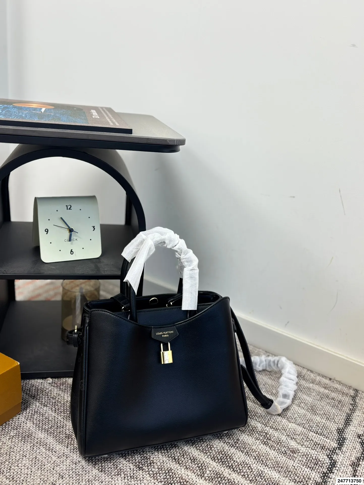 P190 新款LV托特包，这个包也巨美呀！我真的太喜欢这种风格了~ 超可爱一眼心动 包包容量很大 满足日常，都可以同时容纳的 ，万能百搭 不同风格都可以hold住 风衣搭配巨好看！ 【尺寸】大35.25 小30.20