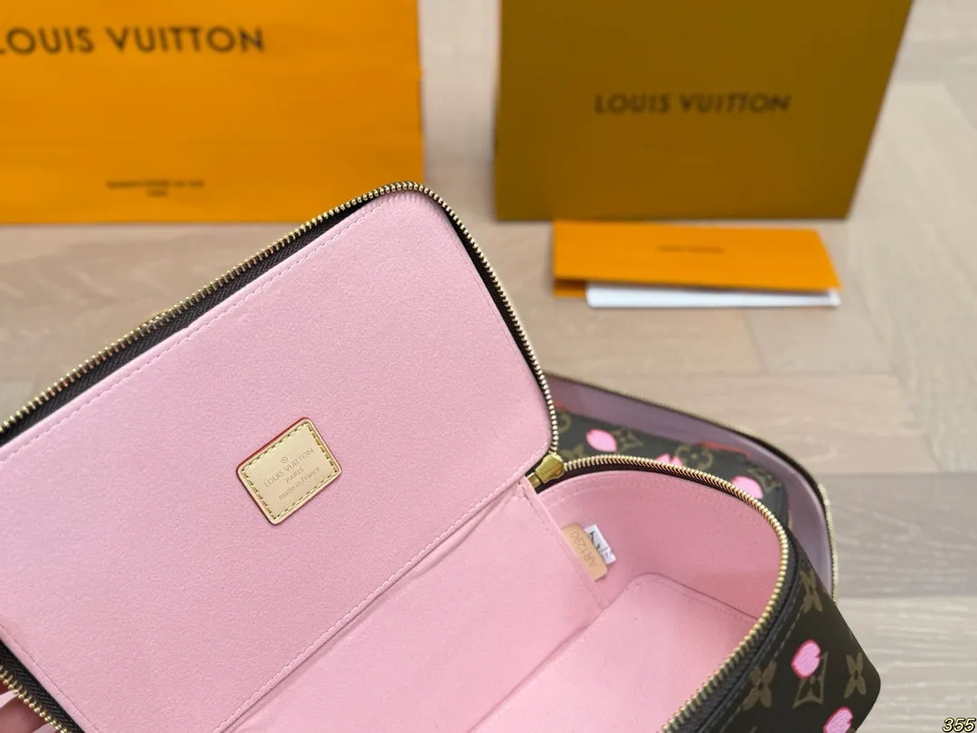 ¥135/¥125/¥115 LV 化妆包 LV旅行收纳系列 实用 真的很美很喜欢!实用、美观、耐造、出去旅游看了心情也会好好 尺寸:34 22 8/23 14 8/17 10 8