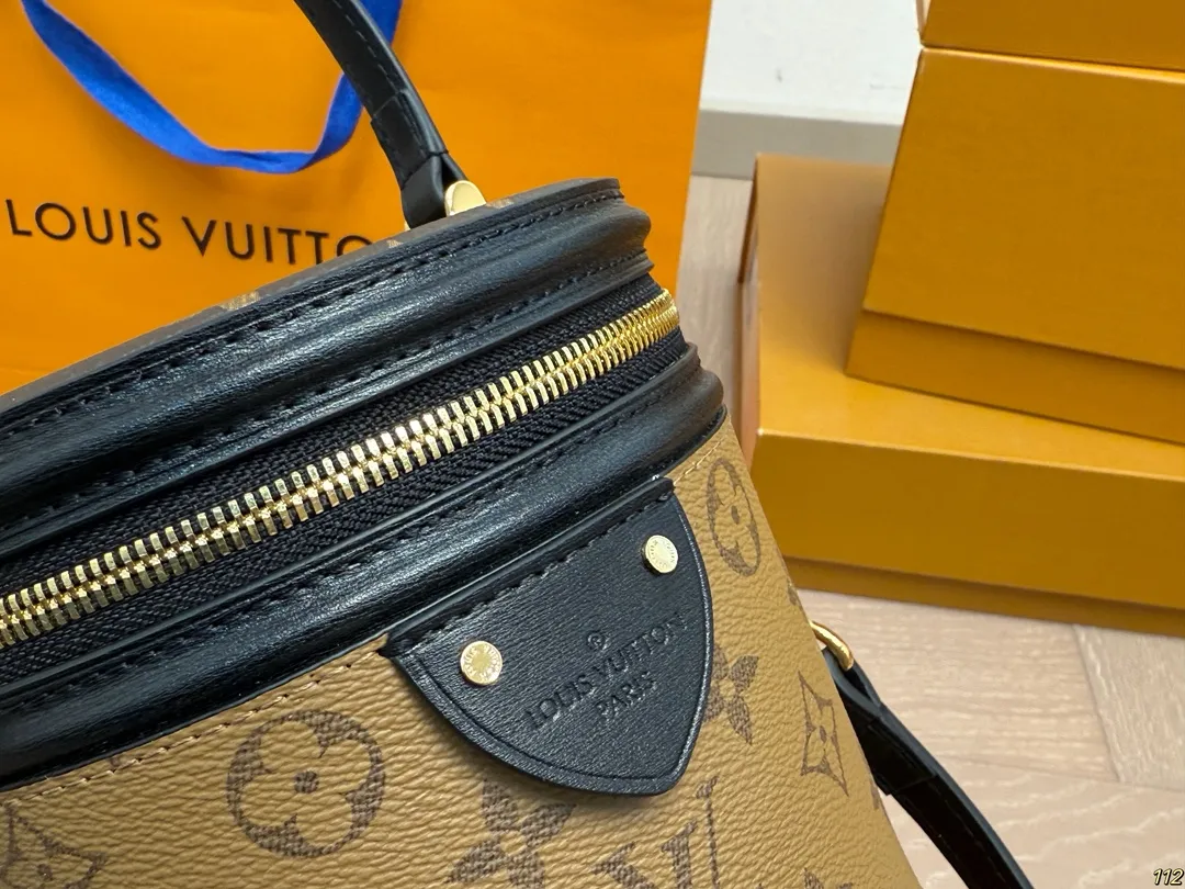 原版复刻&yen;205飞机盒 重金钢五金 专柜同步163变码芯片 LV canne|发家致富第一-步■入个LV发财桶使用率100%的这款LV圆桶 容量真的巨巨巨大++ 手机/粉饼/卡包都塞得下 怪不得总有人说它是&ldquo;饭桶&rdquo;品 包身硬挺耐用可手拎可斜跨自重很轻有特别的拼色设计真不愧是LV近代款中的明星百搭程度好到爆炸教 任何风格都能驾驭尺寸：大号15*14*17cm