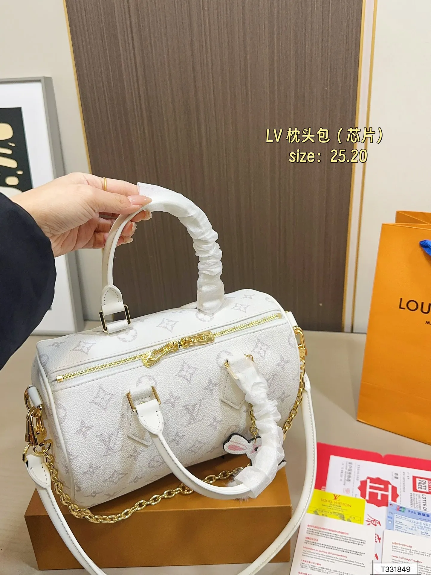 💰165 折叠盒 芯片 LV Speedy Soft 25枕头包 手袋以瞩目风姿成就旅途良伴。充裕构型内设拉链口袋，可妥善保管护照和其他重要物品。名牌诉说工致细节，Toron手柄再添新颖一笔 尺寸25.20