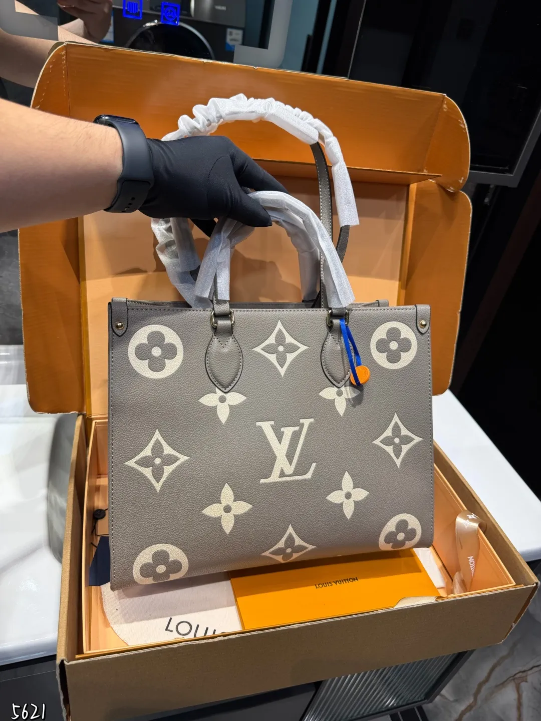 ❤️p195(折叠礼盒)❤️ LV Onthego 35cm 压字 丛林包时尚托特包 大象灰Lv A/B面喷绘 onthego妈咪袋 性价比之王这是一款超赞的包型,灵感来自于恶搞Lv的街头品牌,曾经的曾经,Louis VI litton永远不会走下神坛,非常值得入的一季,超大购物袋,不容易变形 而且大Logo的设计超级好看。除了手拎以外,还非常贴心的加了中长的肩挎的肩带,可以说是非常赞了,秒杀市场一切低端货上身真的很有气质!尺寸35cm