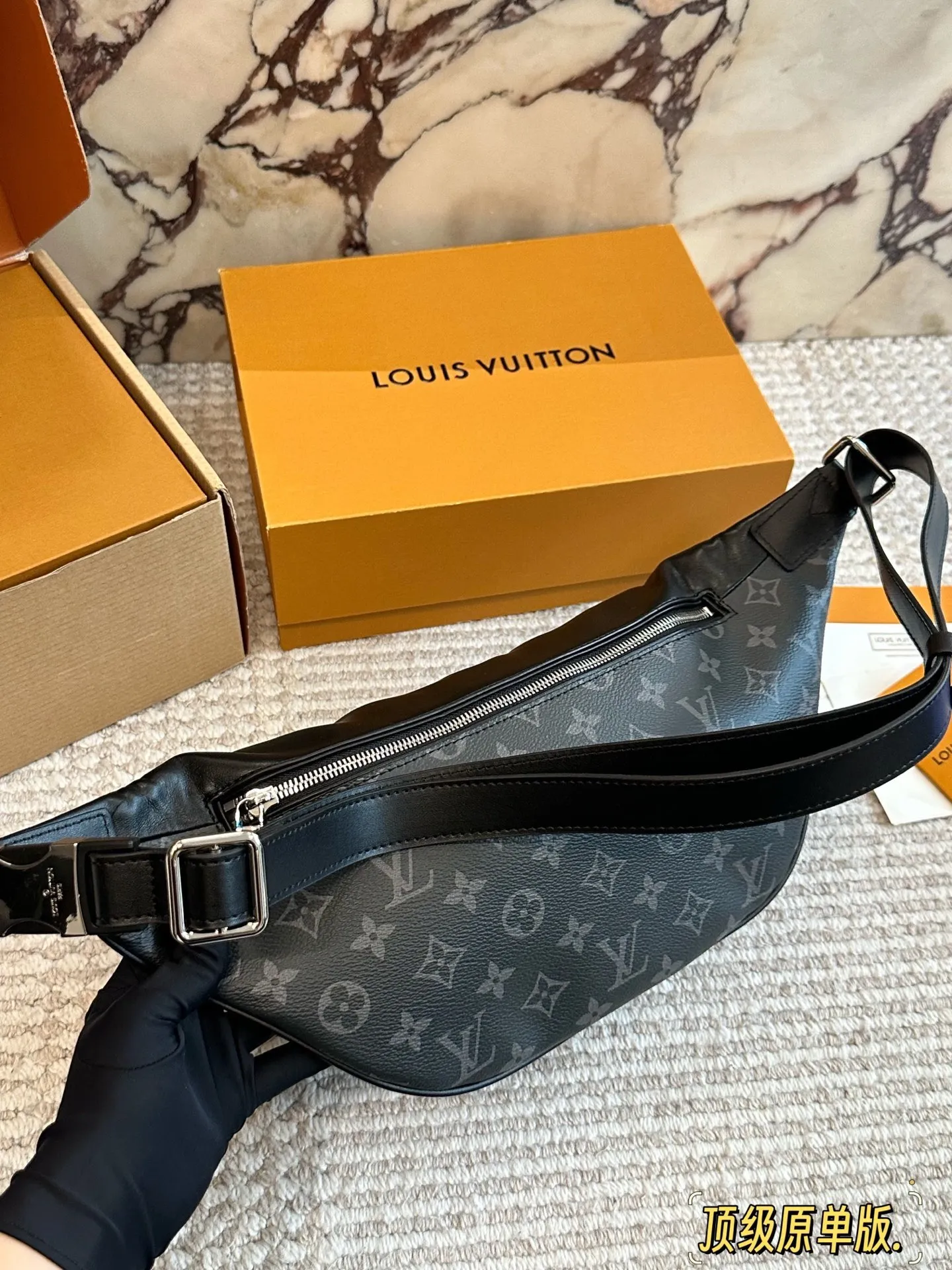 p175 原版牛皮 Lv胸包送男朋友专属酷酷酷! 此款Discovery腰包由Monogram Eclipse帆布制成,兼具休闲时尚气质与现代功能性。造型符合人体工学原理,并配有可调节的包带,既可环于腰间,也可肩背或随性地挂在胸前。正面和背面配有拉链口袋,方便存取 手机、卡片和钥匙。47.0 x 20.0 x 9.0 cm