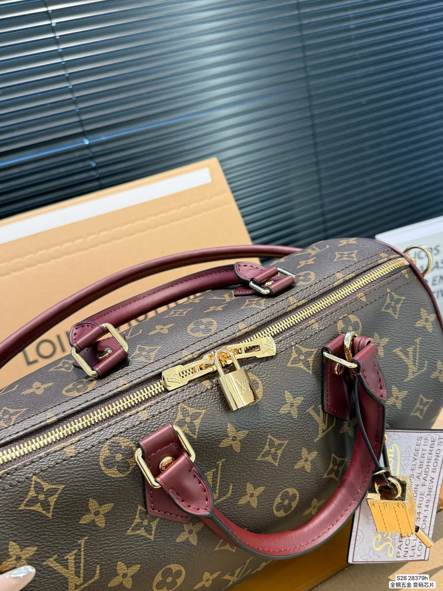 P190 配飞机盒折叠盒 全钢五金 变码芯片 Lv X Nigo Keepall 30.枕头包 手袋是一款理想的都市手袋。 标志性的造型与经典的 Monogram 帆布,加之多种携带方式和奢华的天然牛皮饰边为该包平添一份时尚前卫之感。尺寸:30 21货号28379