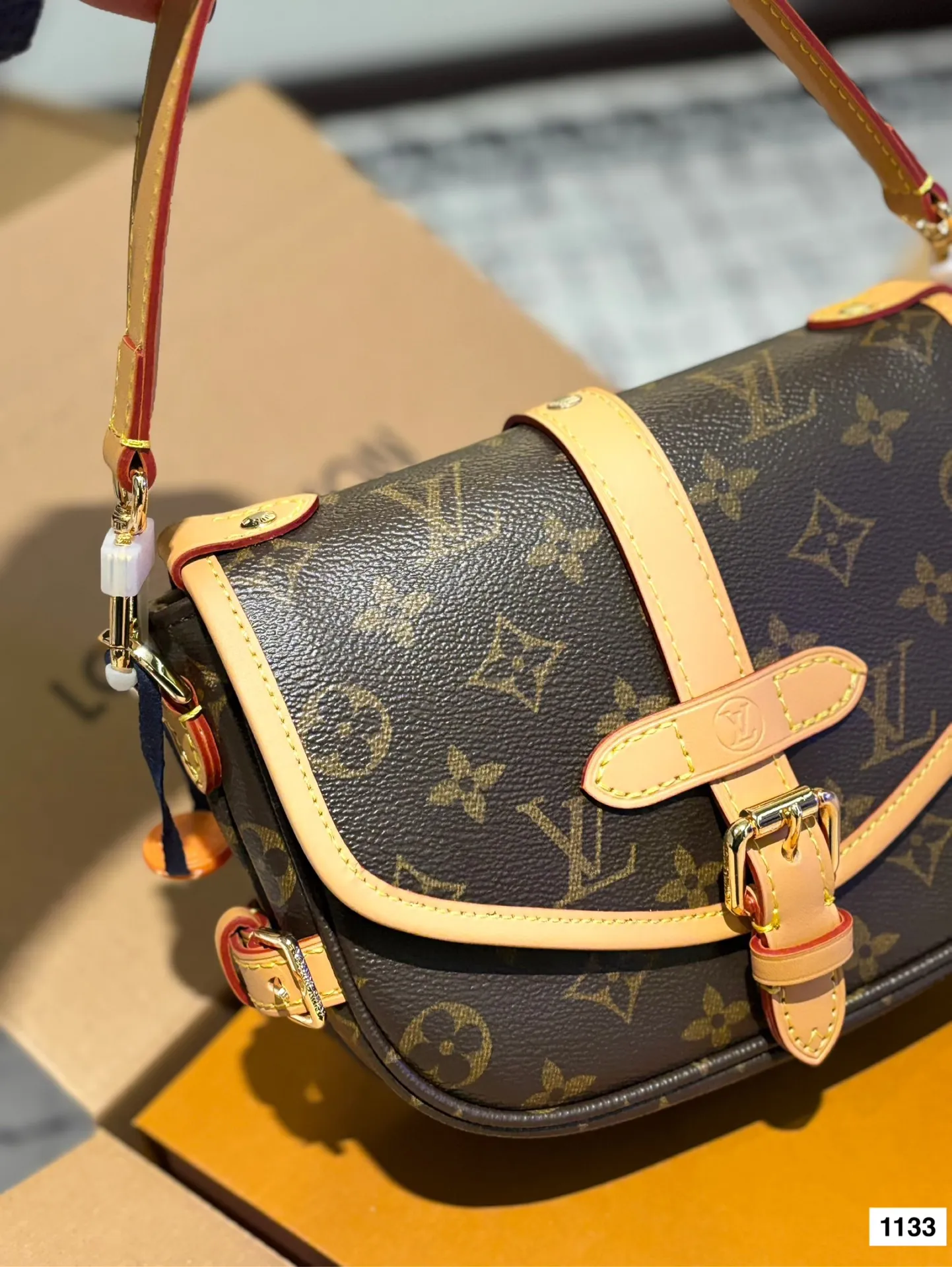 P195 配全套 size：20*16cm L家 新款小号马鞍包 双子星 samur 邮差包 小巧可爱实用百搭 搭配两条肩带哦！