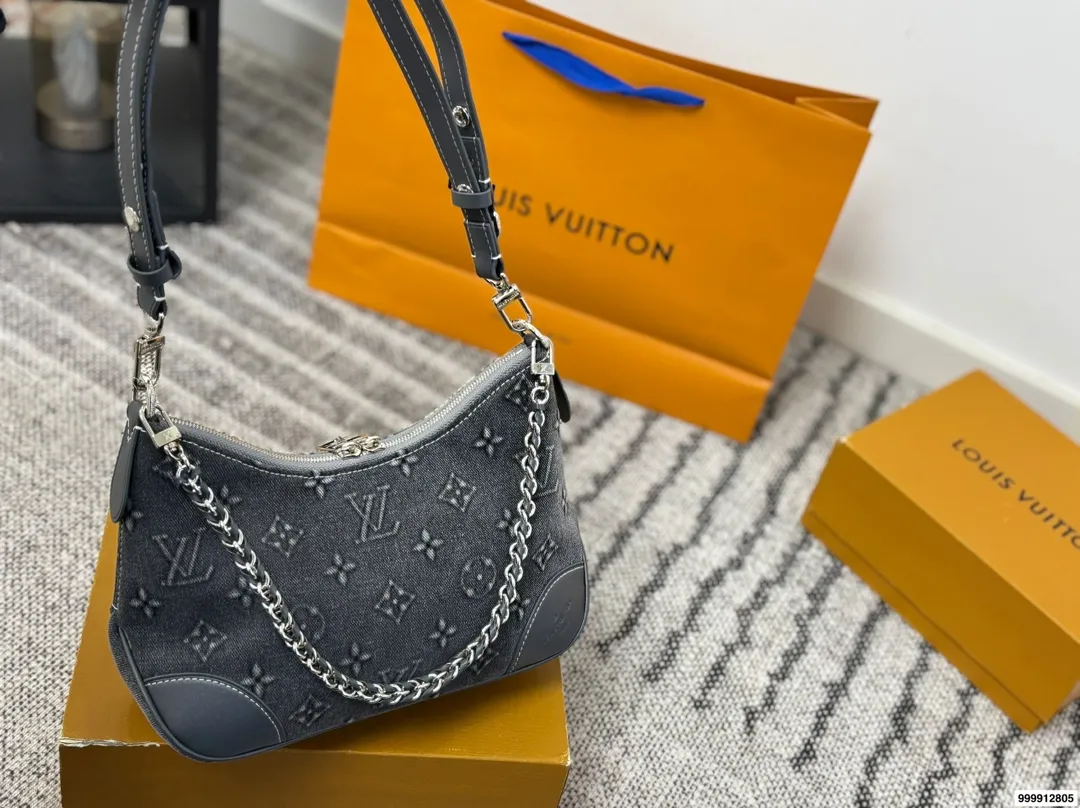 p205配礼盒🎁 Lv 牛角包 单肩斜挎中古 vintage包包v老花村上隆限定薇薇安女包LV老花限定 ！超美！好多网红潮人都在背 单肩斜挎背这款包看着简单，搭配起来特别有范！被外观真的迷倒 尺寸：27*9*15cm