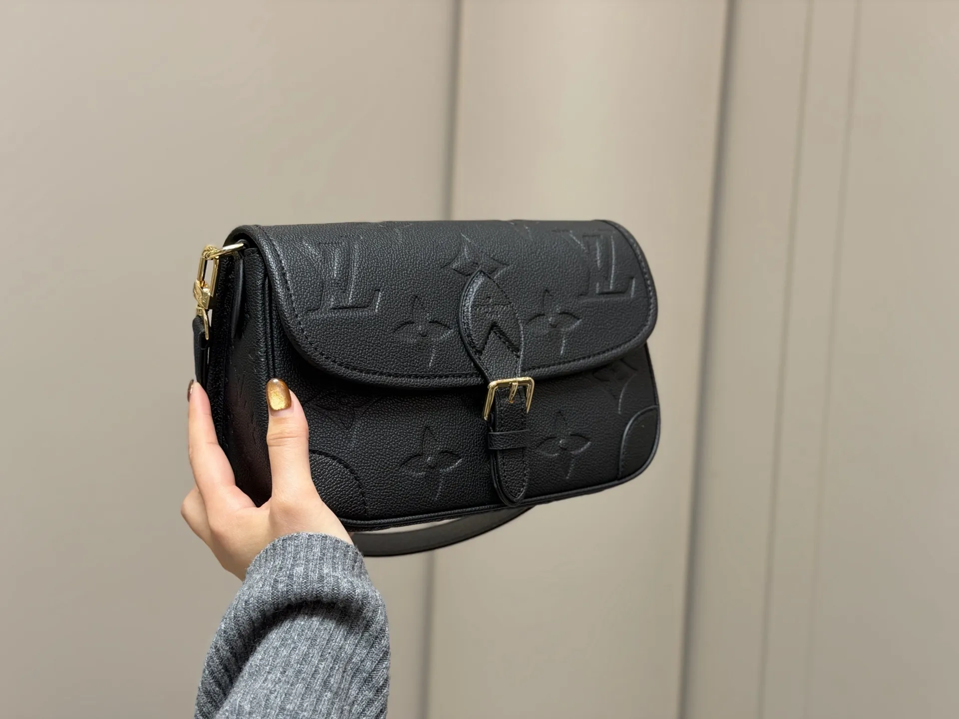 &yen;190 配折叠盒 !Lv法棍包穿搭也太好看了吧 双肩带的配置复古的气质 带着时尚感搭配起来 毫不违和并且肩带可以分开使用四舍五入等于两个包包hhh并且这款融合了| 尺寸:25.16cm