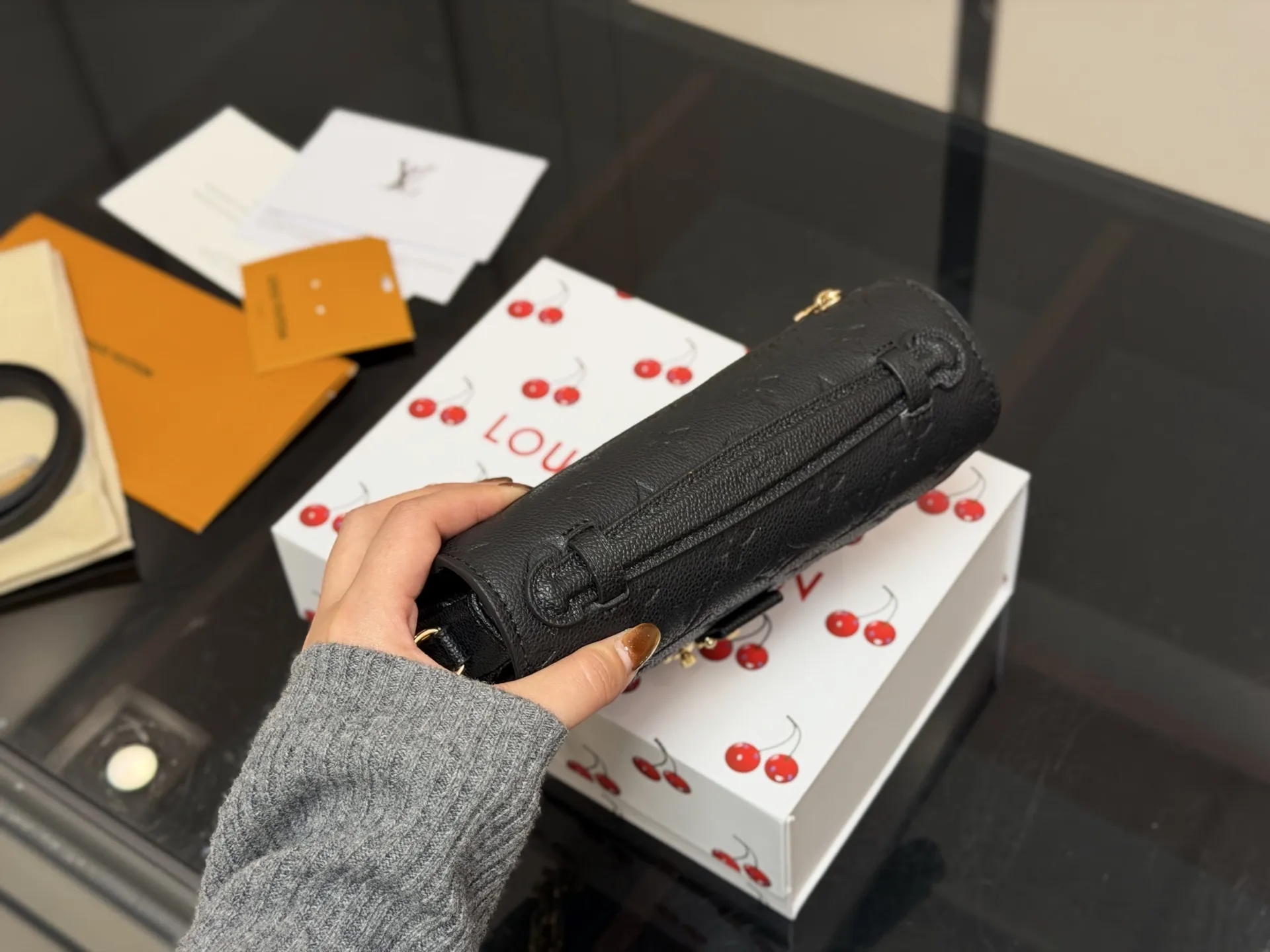 ¥200 配折叠盒 最新尺寸 :21×6×13cm Lv高品质 ‼️性价比超高 ‼️ 一定要好好看细节看五金看材质 新款邮差小号 East west 〰️ 配置链条和皮肩带⚠️