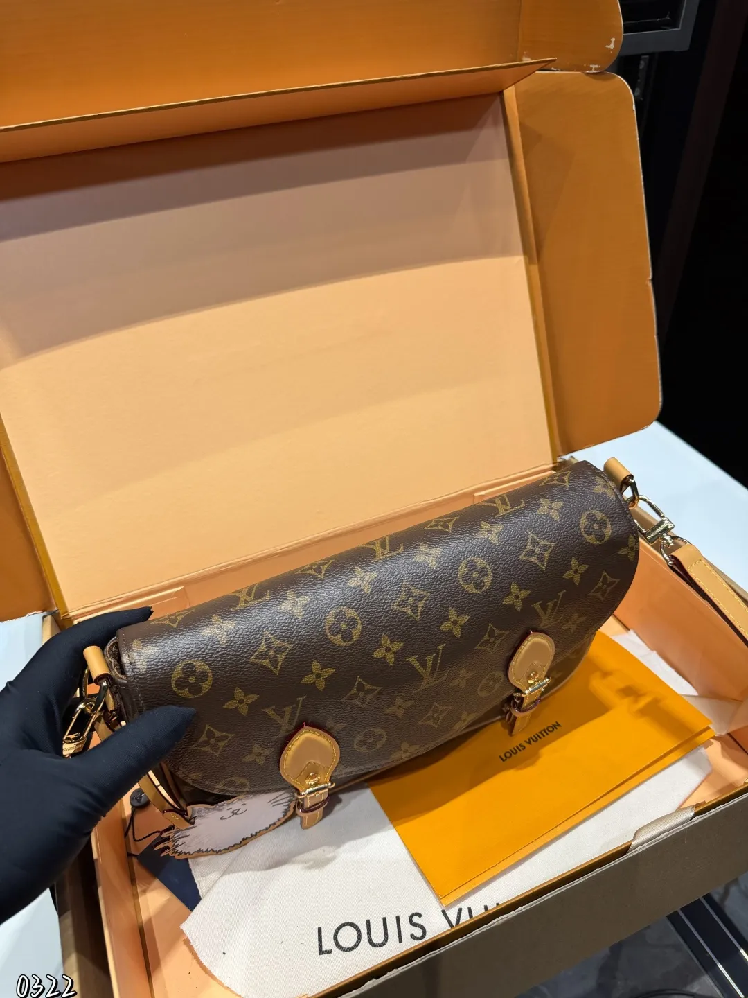 ❤️p190（礼盒包装）❤️ LV9月猫咪系列实物抢先看！！N年前的猫咪系列就很火今年LV再度和Grace合作，小部分实物露出~W与造型师Grace Coddington合作&ldquo;睡不醒的猫咪&rdquo;猫控不要错过尺寸：30 21cm