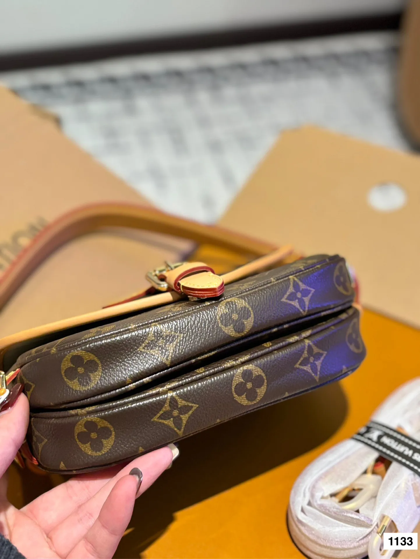 P195 配全套 size:20*16cm L家 新款小号马鞍包 双子星 samur 邮差包 小巧可爱实用百搭 搭配两条肩带哦!