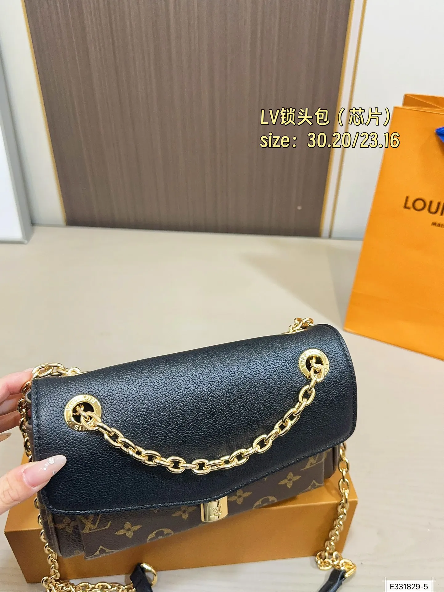 大号💰145 小号💰140 无盒 芯片 尺寸30.20/23.16 Lv Padlock on strap拼色锁头包 LV新款Padlock on strap拼色老花锁头包 小身材大容量 可以当腋下包可以斜挎 上身超好看⚠️大号黑色,焦糖色,小号黑色,酒红色⚠️