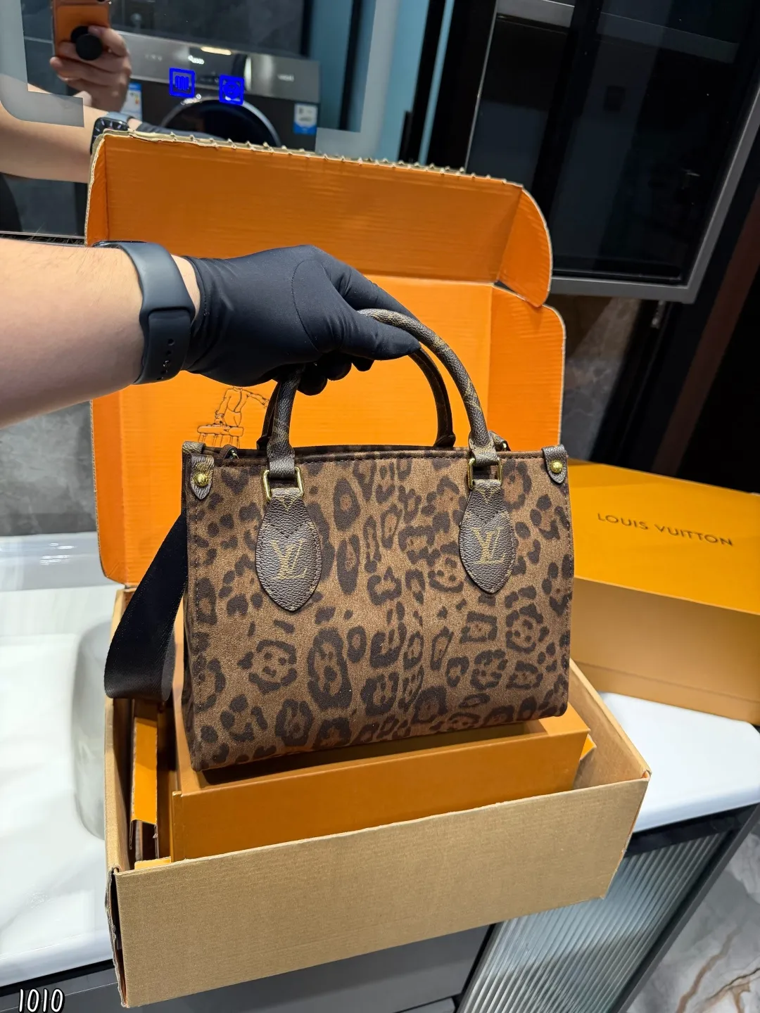 ❤️p160❤️ LV/路易威登 ONTHEGO系列 托特包新款刺绣款肩带丛林包 哇咔咔太喜欢了真是惊艳到我了、包包挺括很能装整体而言 非常实用又耐造 尺寸: 25*11*19cm