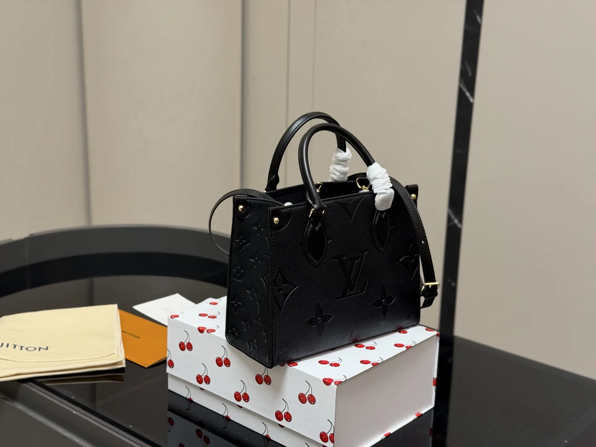 &yen;190 折叠盒 size：25.20cm LV onthego牛皮购物袋✔️ 有隐藏的背带设计， 可单肩～可手提 搜索🔍 LV onthego丛林购物袋