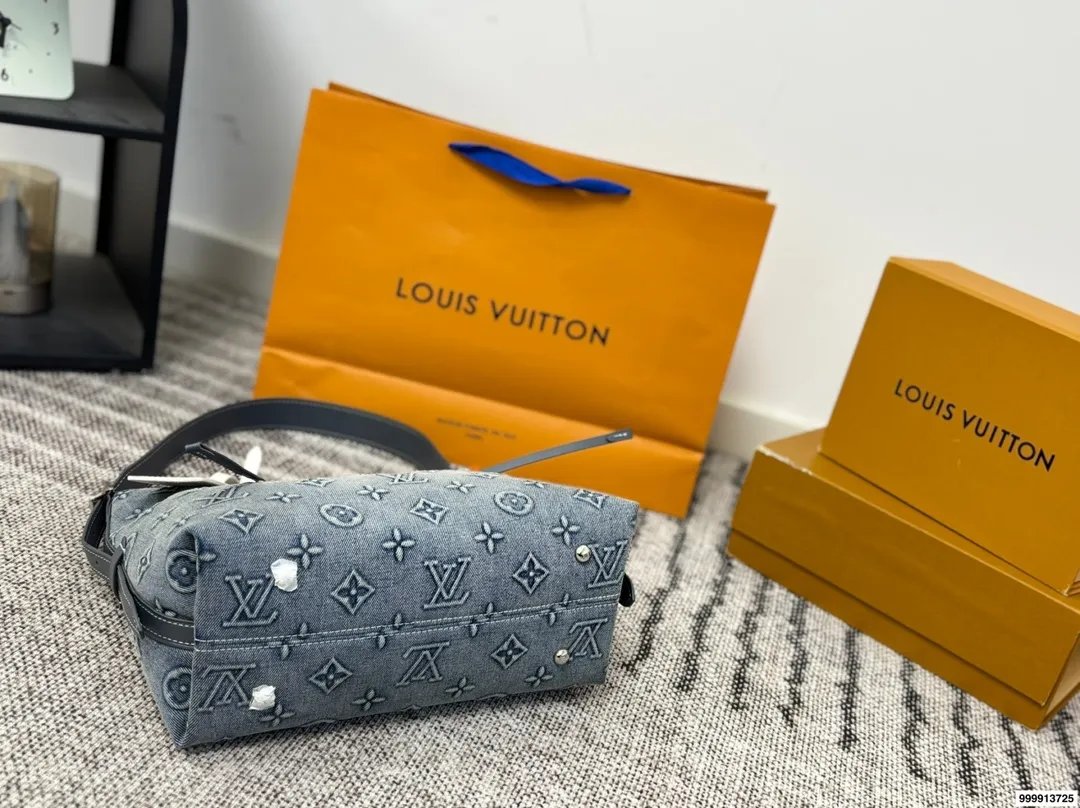 p195 配礼盒 牛仔Carryall Lv新款，可斜挎、单肩。容量保证，敞口磁铁吸内扣取放平板小电脑非常方便，设计比neverfull小巧、肩带够宽不那么勒;比graceful俏皮，上身完全;是驴家通勤包款颜值担当@ 尺寸30 25