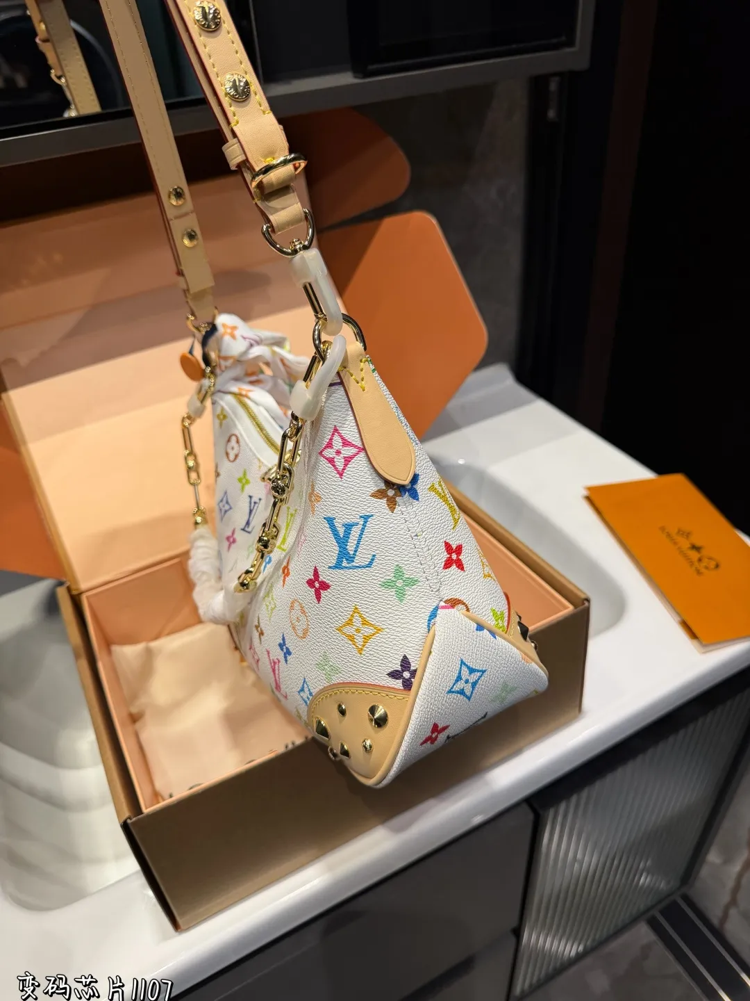 ❤️p185（折叠飞机礼盒）❤️ Lv牛角包 单肩斜挎中古 vintage包包v老花村上隆限定薇薇安女包LV老花限定！ 超美！好多网红潮人都在背 单肩斜挎背这款包看着简单，搭配起来特别有范！被外观真的迷倒尺寸：26*9*15cm