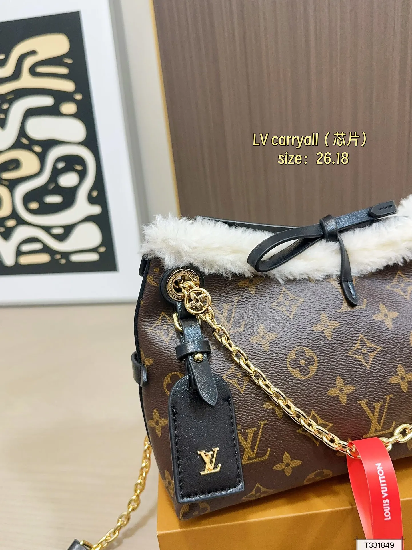 💰 165 礼盒包装 芯片 Lv carryall家族又添新成员 LV设计师有一种不管钱包死活的审美,新版carryall变可爱了,而且不喜欢大包的姐妹这个就没什么顾虑了,先预测一波~肯定会大火!!快来做第一批拥有的时髦精 尺寸:26.18