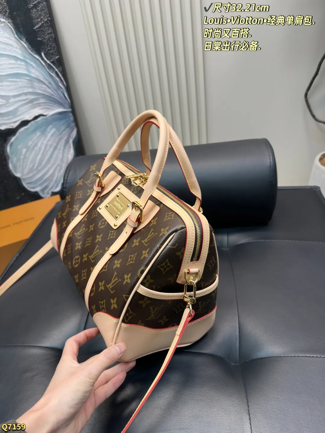 💰205配折叠盒 尺寸32.21cm Louis&bull;Viotton&bull;经典单肩包. 时尚又百搭.日棠出行必备. 最热门旅行袋！每个明星网红人手一个的节奏！特点是容量巨大！材质也是今年大热的流行元素 简洁的设计可以搭配任何颜色的服装造型！关键实用性极好！无敌性价比超高！