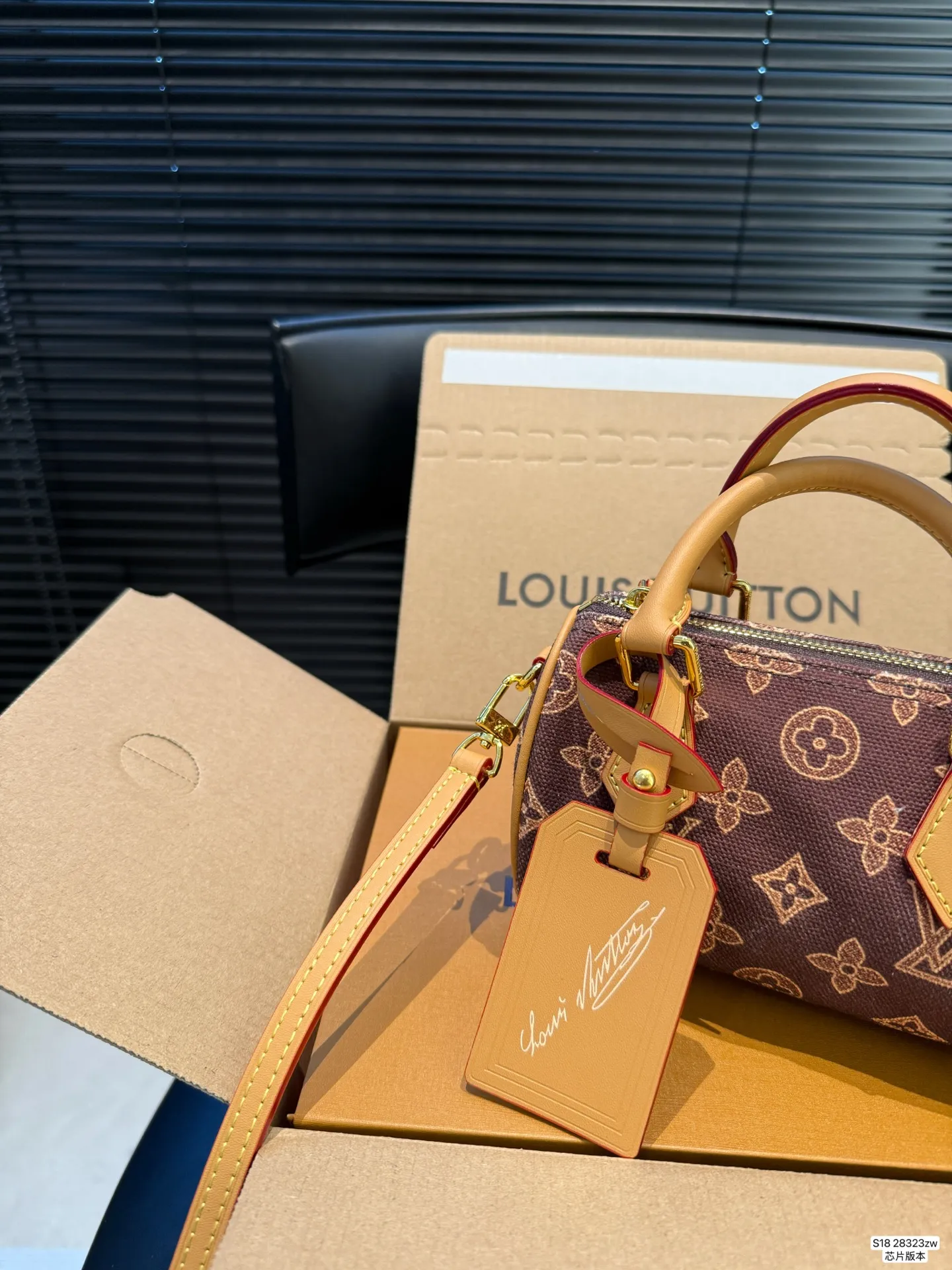 P140 配飞机盒折叠盒芯片版本 ✨LV 枕头130周年特别款 | 春日氛围感🍃 LV 130周年特别款真的让我狠狠心动！ 这抹浅绿色太绝了，温柔又高级，背上瞬间显白三度✨ 低饱和的色调完全不挑衣服，随便穿都能很出片。 尺寸16 10 货号28323