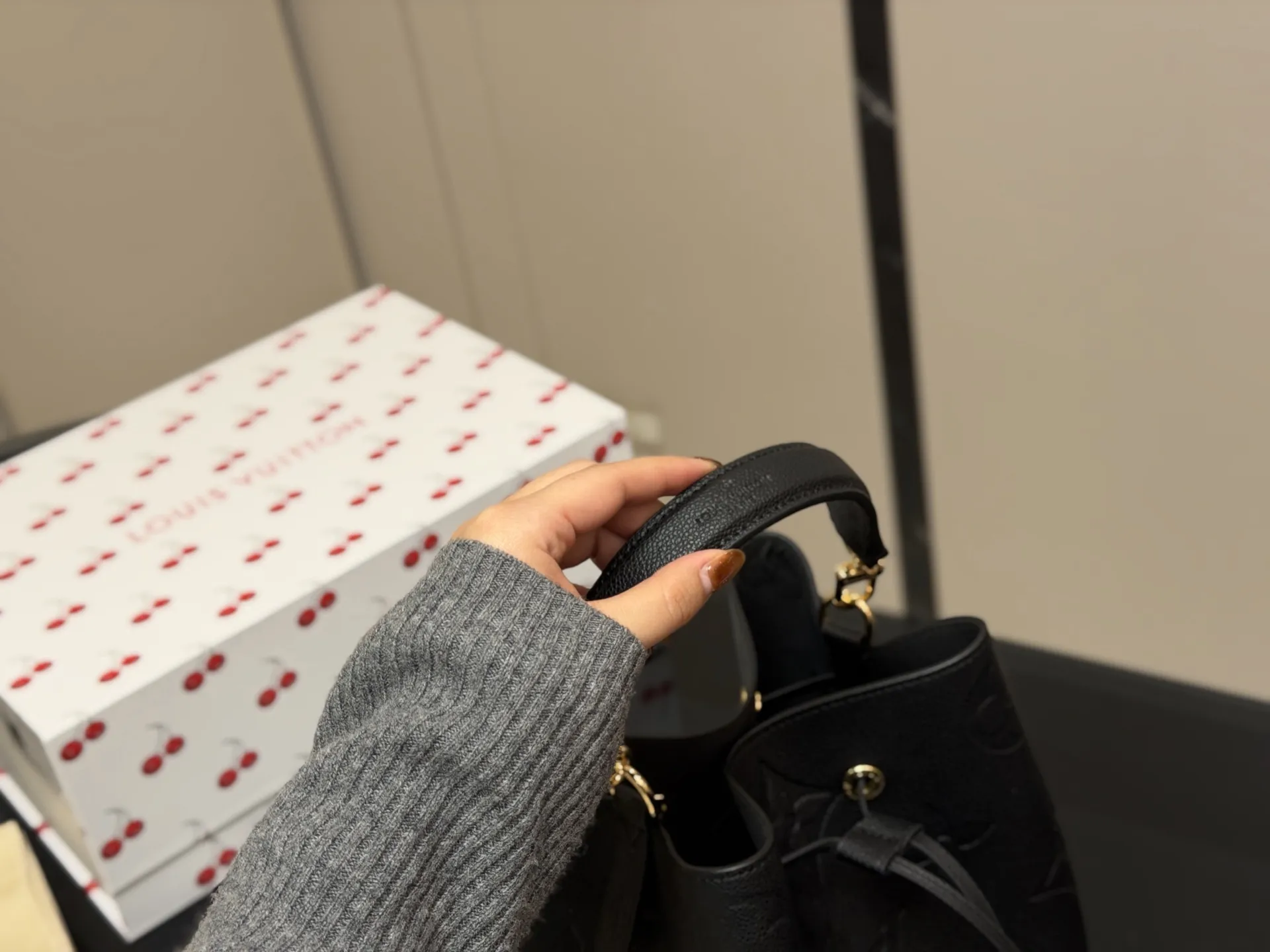 ¥205 配折叠盒 好品质 日常最推荐 Lv 原单 水桶包 此款水桶质感软 尺寸:26cm 斜挎/单肩更舒服 搜索🔍Lv 水桶包