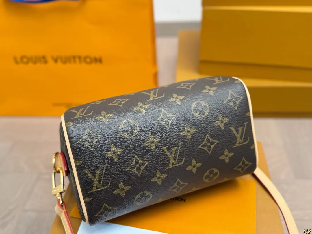 原版复刻¥215飞机盒 升级版全钢五金 专柜同步163变码芯片 L家 speedy20 超喜欢这个size! 平时无论什么衣服 不用犹豫! 随便搭!搜索🔍 Lv speed20 尺寸:20 14