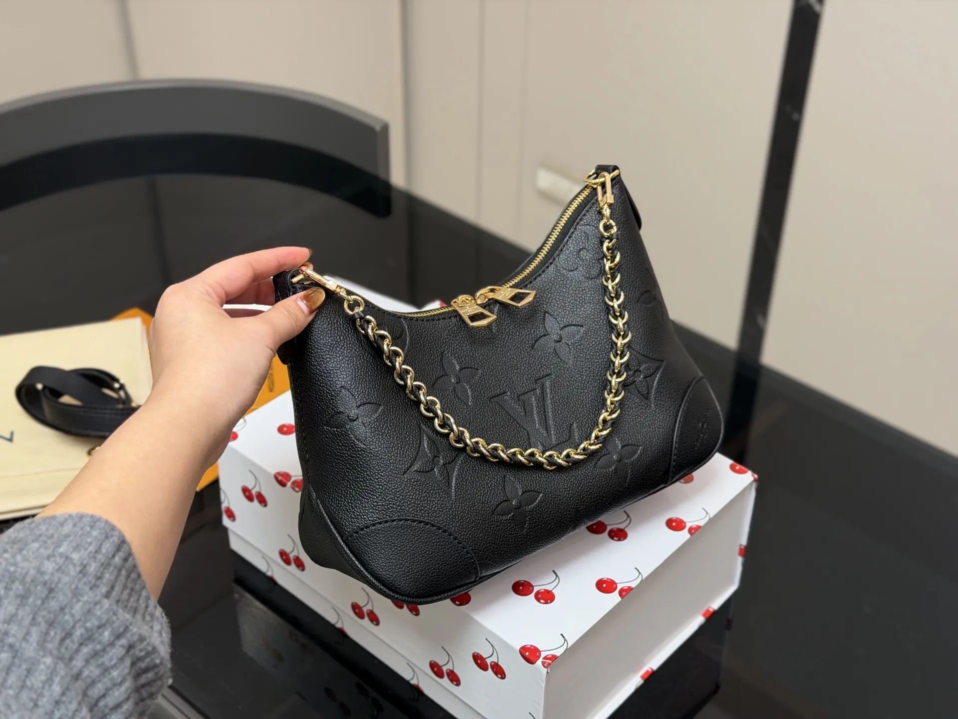 ¥170 配折叠盒 size:29*16cm Lv 最新款牛角包 原版五金! 定制版直接采用小牛皮 Vintage 经典单肩包 配置肩带➕链条 单肩斜挎都无敌好看百搭!