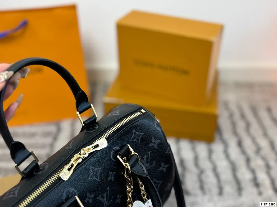 p170 折叠礼盒 芯片版 LV Speedy Soft 25枕头包 手袋以瞩目风姿成就旅途良伴。充裕构型内设拉链口袋，可妥善保管护照和其他重要物品。名牌诉说工致细节，Toron手柄再添新颖一笔 尺寸25.20