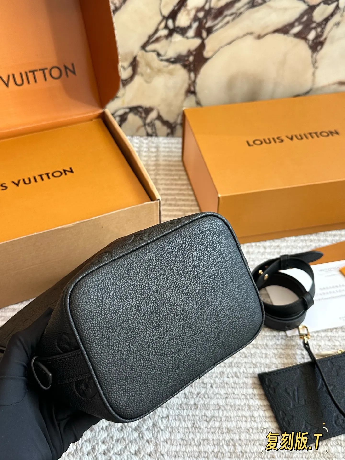 💰210 配盒 size:18*16cm ALL IN BB重磅来袭新色| 这谁看了不迷糊呀! 没想到越看越喜欢 有两幅面孔 L家 AII IN BB25ss 水桶包