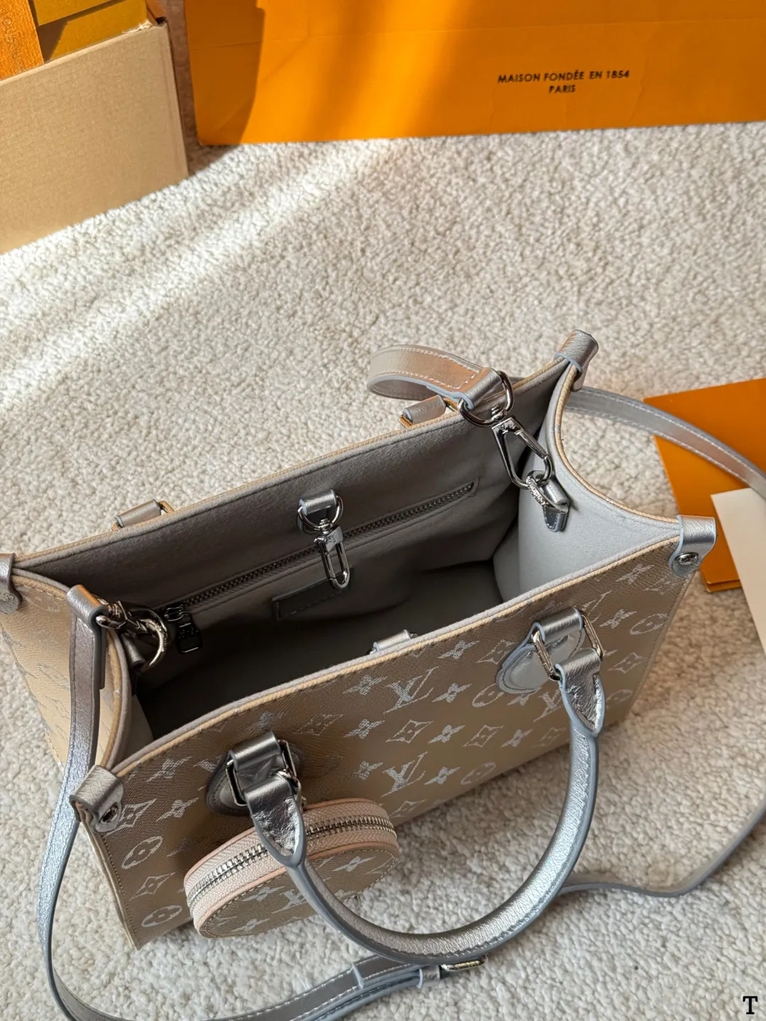 牛皮版本 p150 LV Onthego 丛林包 折叠礼盒 原单品质 Lv A/B面喷绘 onthego妈咪袋 性价比之王这是一款超赞的包型，灵感来自于恶搞Lv的街头品牌，曾经的曾经，Louis Vll litton永远不会走下神坛，1:1品质 非常值得入的一季，超大购物袋，不容易变形 而且大Logo的设计超级好看。除了手拎以外，还非常贴心的加了中长的肩挎的肩带，可以说是非常赞了，对花品质 秒杀市场一切低端货 上身真的很有气质！尺寸25cm