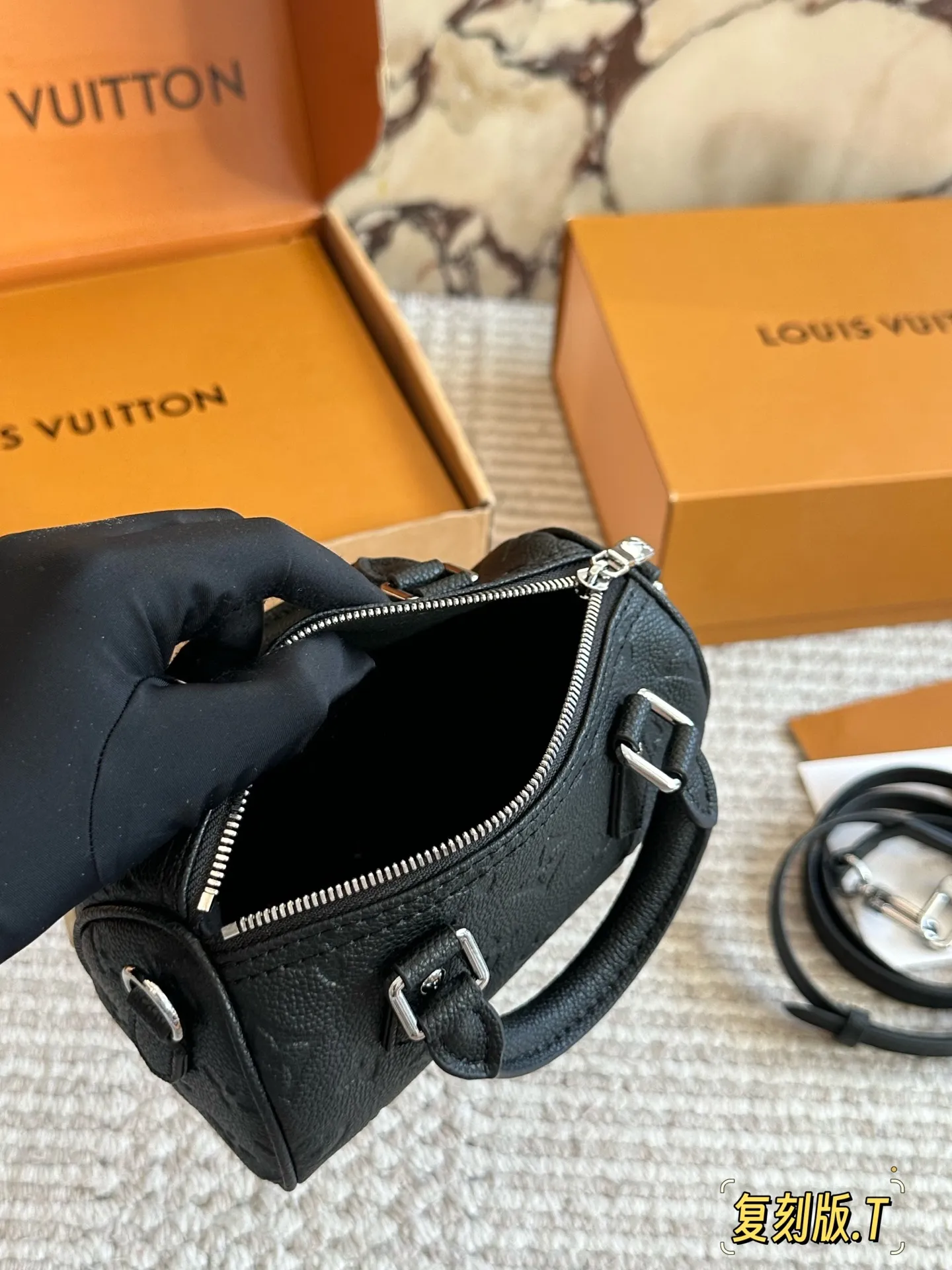 💰170 配盒 size:16*10cm(迷你) L家 Speedy Nano 一起感受nano的快乐~ 拎一个小包包真的爱了爱了~ 搜索🔍:Lv nano