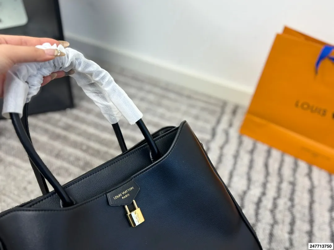 P190 新款LV托特包,这个包也巨美呀!我真的太喜欢这种风格了~ 超可爱一眼心动 包包容量很大 满足日常,都可以同时容纳的 ,万能百搭 不同风格都可以hold住 风衣搭配巨好看! 【尺寸】大35.25 小30.20