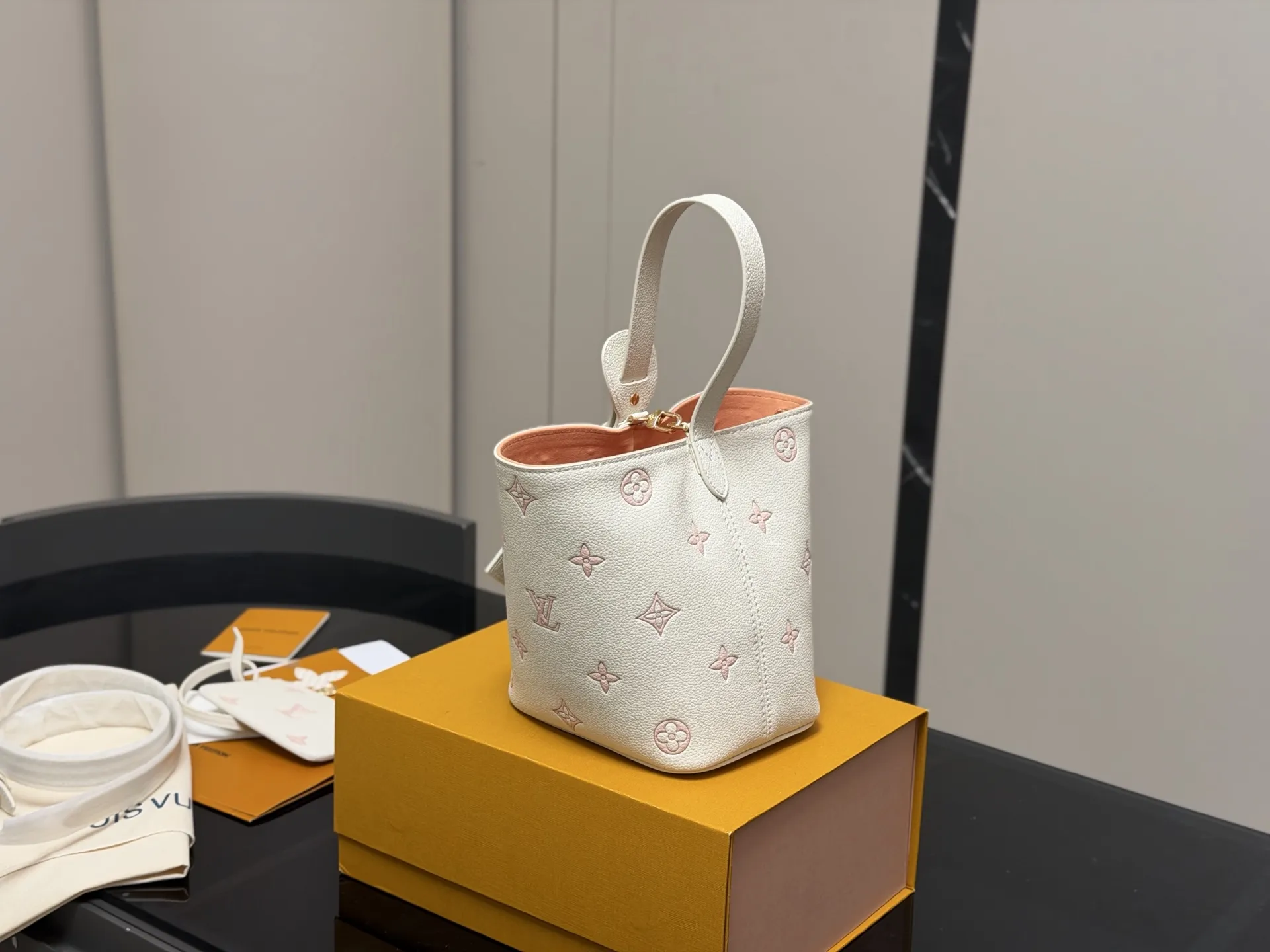 ¥180 配折叠盒 LV中古包又一位当红炸子鸡来咯!! 一只看似中古中矩却又有点标新立异的包。 水桶包 尺寸:18.17cm