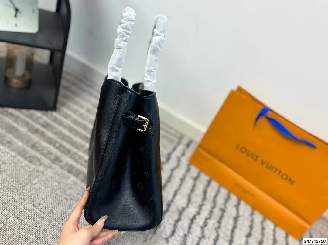 P190 新款LV托特包，这个包也巨美呀！我真的太喜欢这种风格了~ 超可爱一眼心动 包包容量很大 满足日常，都可以同时容纳的 ，万能百搭 不同风格都可以hold住 风衣搭配巨好看！ 【尺寸】大35.25 小30.20